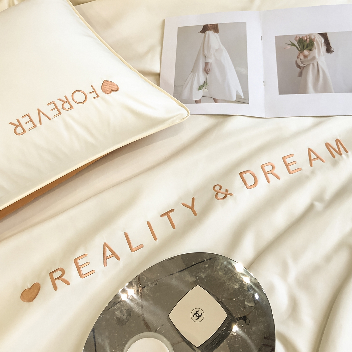 91家纺网 家纺一手货源 找家纺 吾诺家居 2026新款双拼及羽毛刺绣夏被夏凉被空调被四件套-柔羽 奶昔白-焦糖