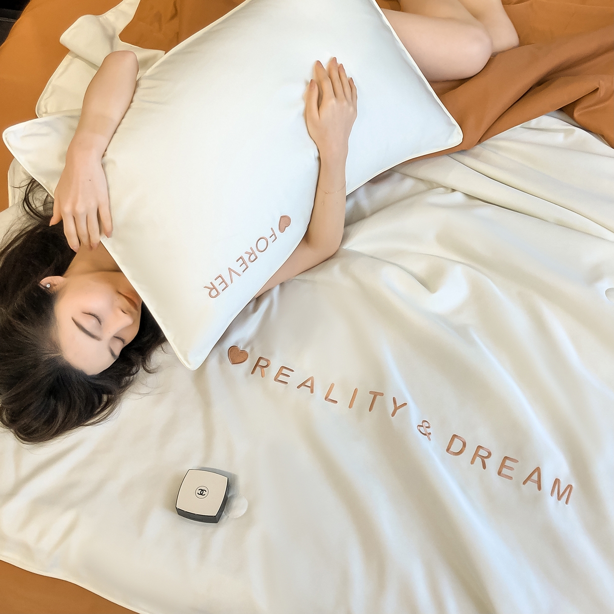 91家纺网 家纺一手货源 找家纺 吾诺家居 2026新款双拼及羽毛刺绣夏被夏凉被空调被四件套-柔羽 奶昔白-焦糖