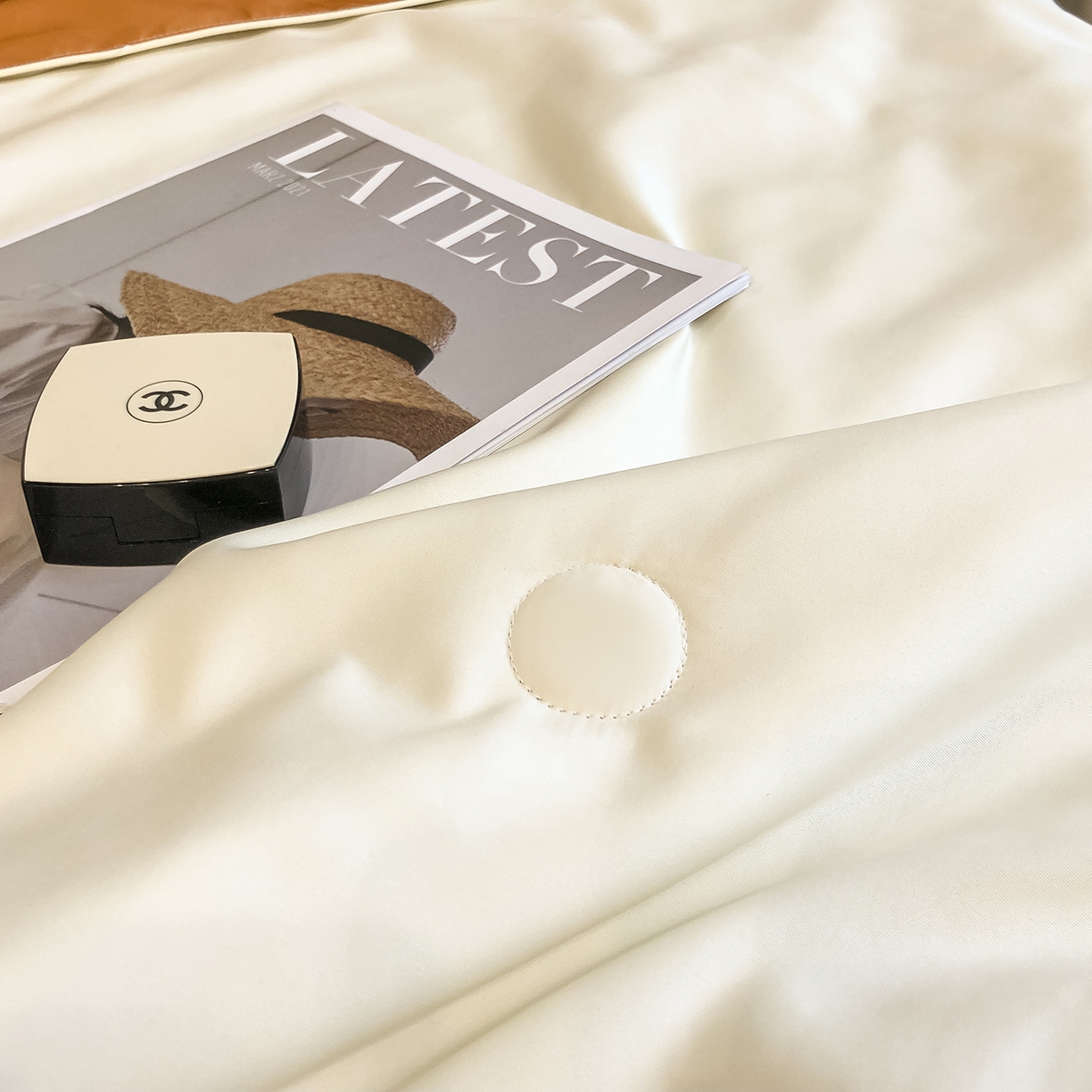 91家纺网 家纺一手货源 找家纺 吾诺家居 2026新款双拼及羽毛刺绣夏被夏凉被空调被四件套-柔羽 奶昔白-焦糖