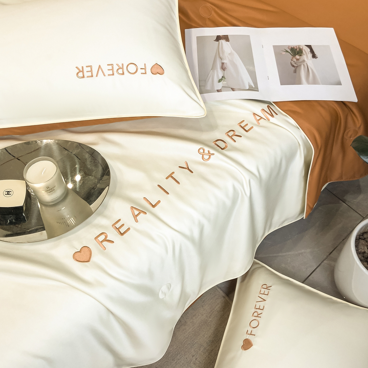 91家纺网 家纺一手货源 找家纺 吾诺家居 2026新款双拼及羽毛刺绣夏被夏凉被空调被四件套-柔羽 奶昔白-焦糖