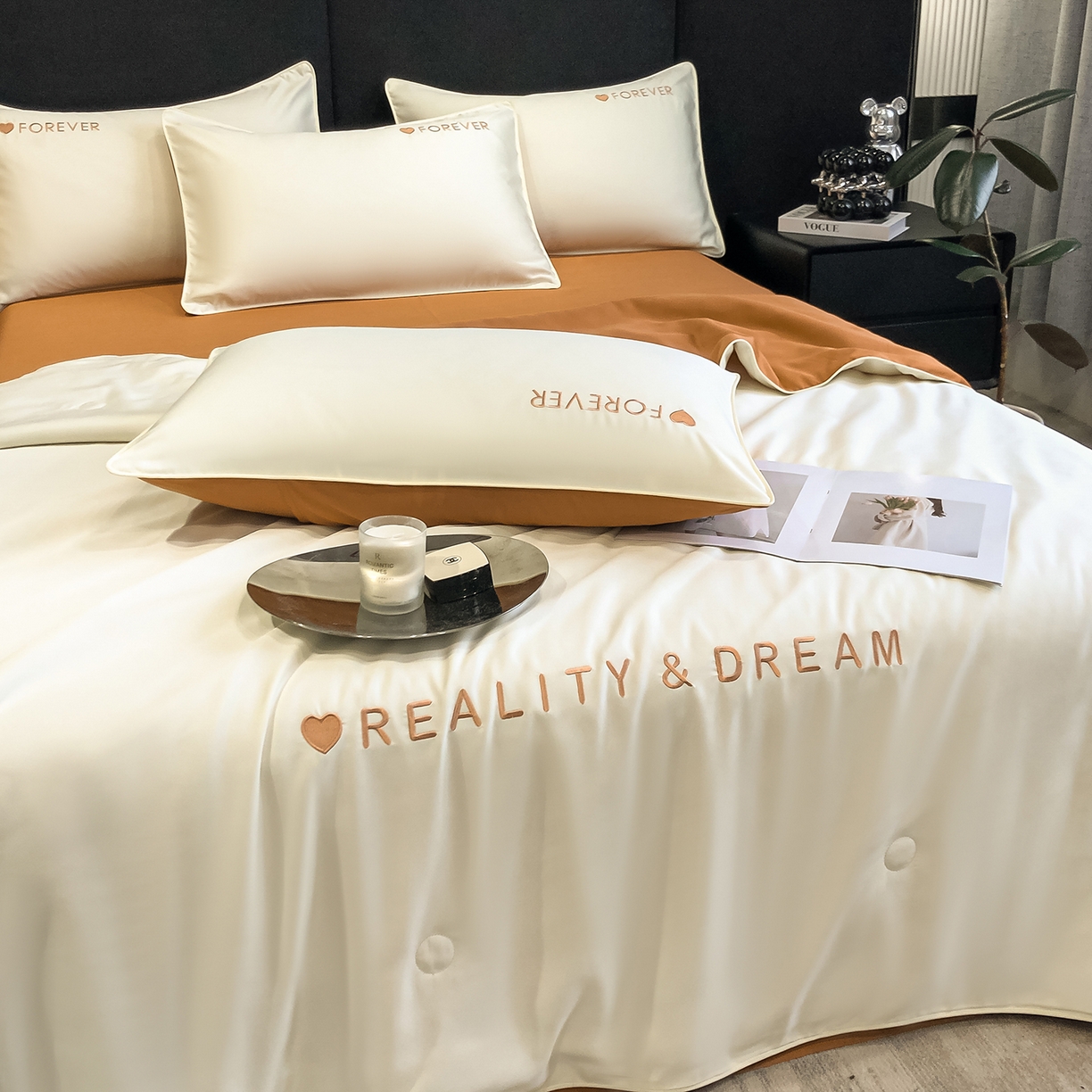 91家纺网 家纺一手货源 找家纺 吾诺家居 2026新款双拼及羽毛刺绣夏被夏凉被空调被四件套-柔羽 奶昔白-焦糖