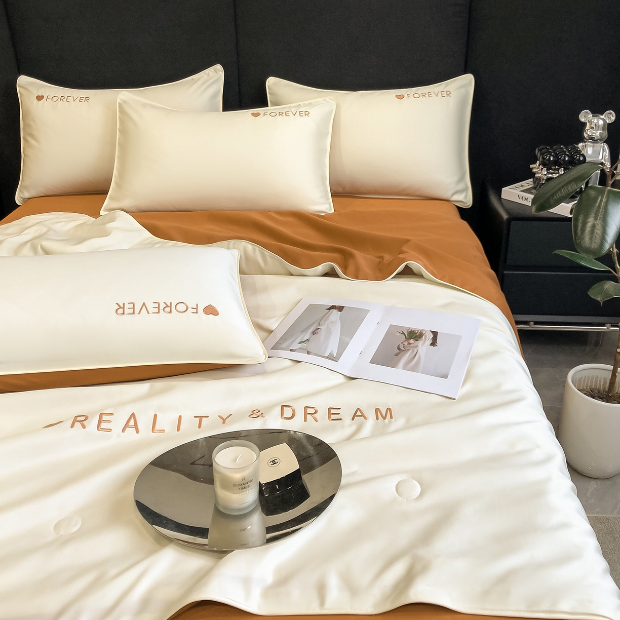 91家纺网 家纺一手货源 找家纺 吾诺家居 2026新款双拼及羽毛刺绣夏被夏凉被空调被四件套-柔羽 奶昔白-焦糖