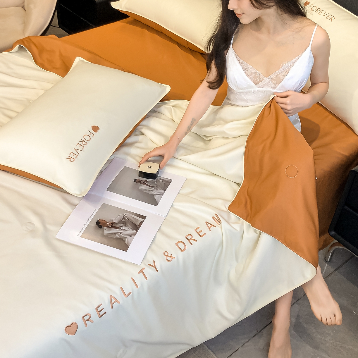 91家纺网 家纺一手货源 找家纺 吾诺家居 2026新款双拼及羽毛刺绣夏被夏凉被空调被四件套-柔羽 奶昔白-焦糖