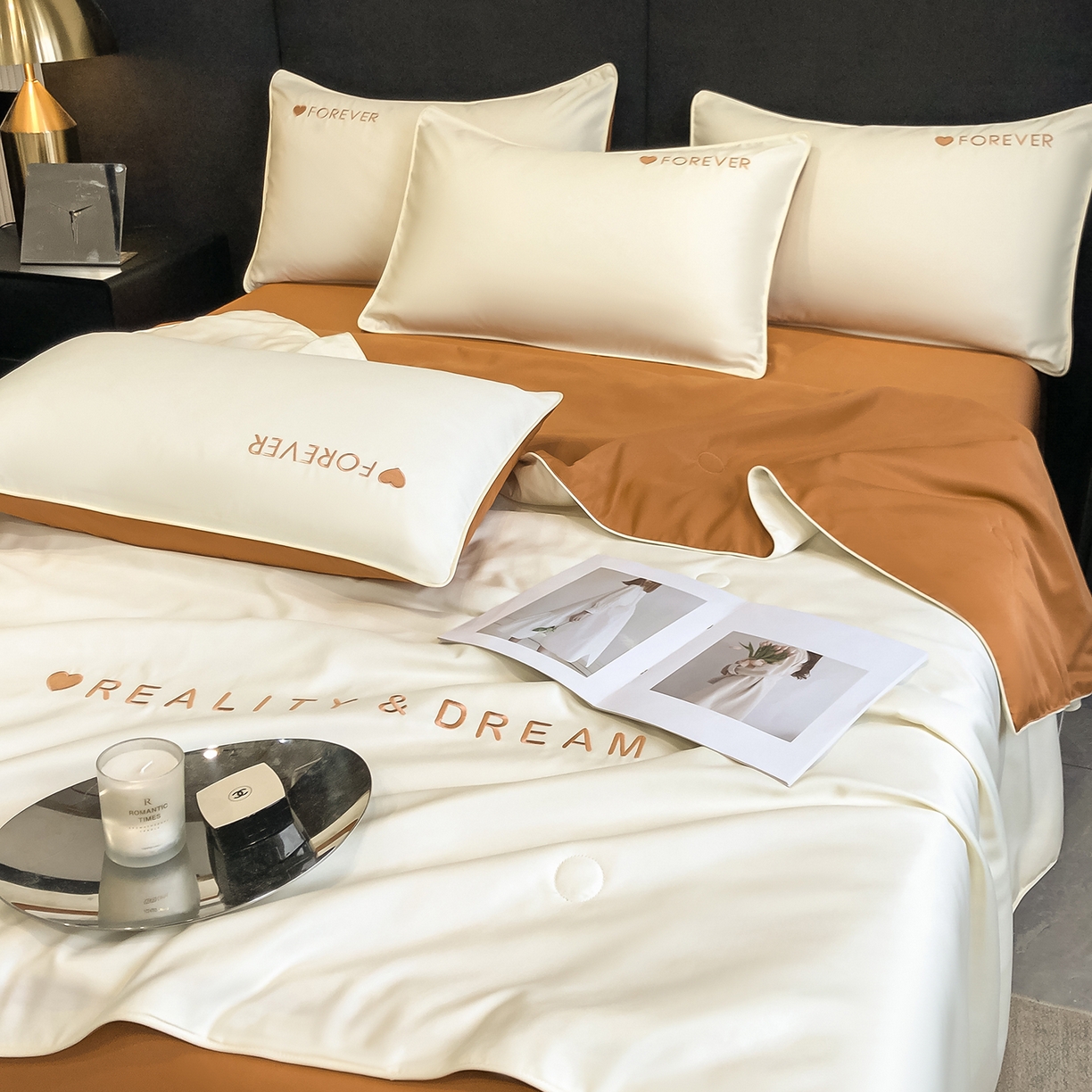 91家纺网 家纺一手货源 找家纺 吾诺家居 2026新款双拼及羽毛刺绣夏被夏凉被空调被四件套-柔羽 奶昔白-焦糖