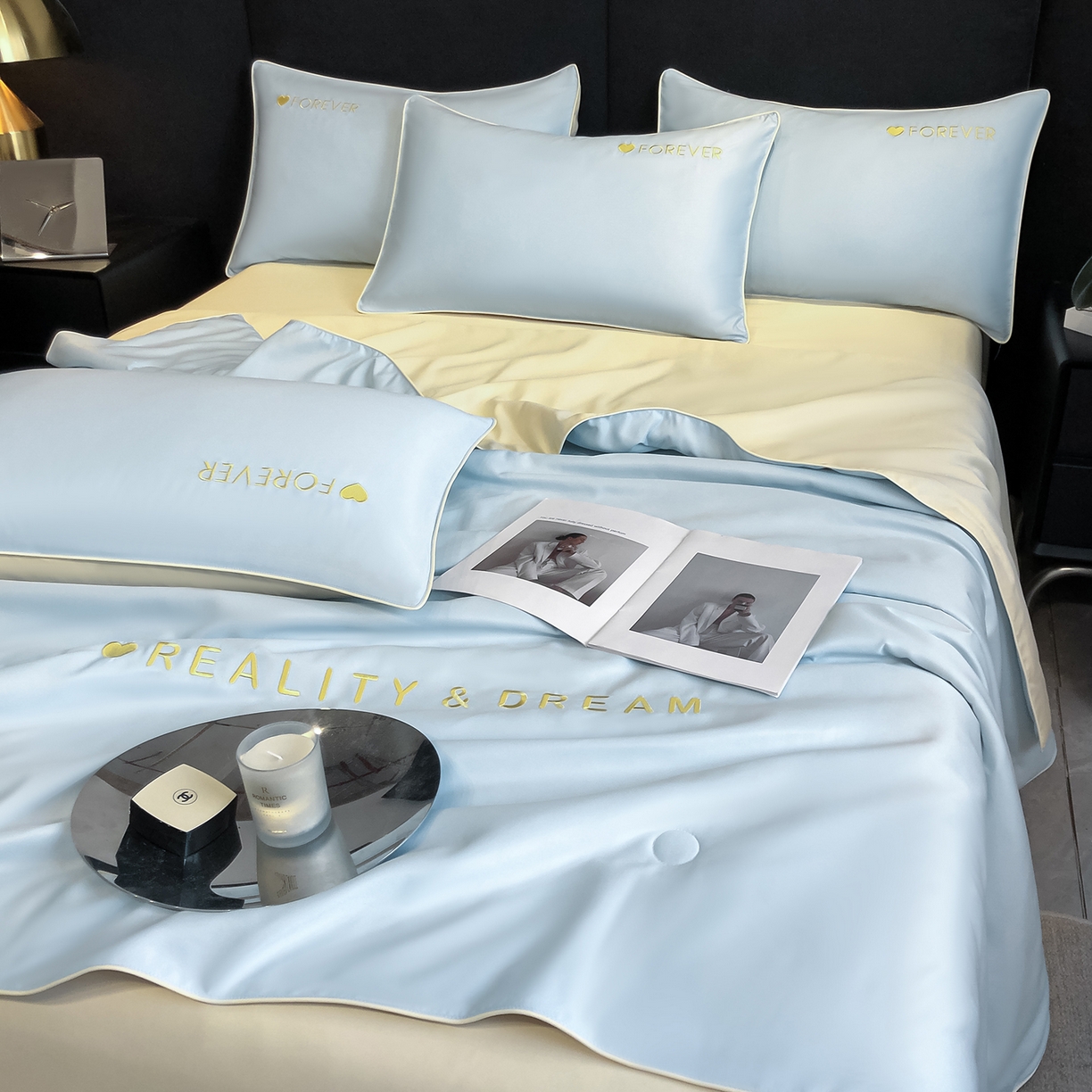 91家纺网 家纺一手货源 找家纺 吾诺家居 2026新款双拼及羽毛刺绣夏被夏凉被空调被四件套-柔羽 天空蓝-奶黄