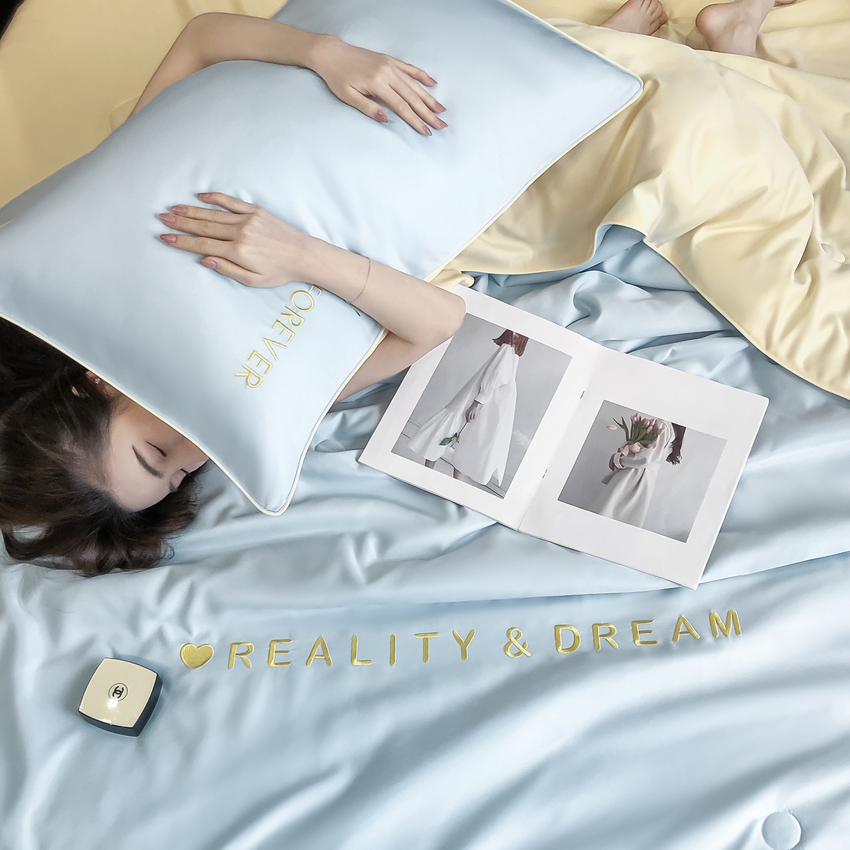 91家纺网 家纺一手货源 找家纺 吾诺家居 2026新款双拼及羽毛刺绣夏被夏凉被空调被四件套-柔羽 天空蓝-奶黄