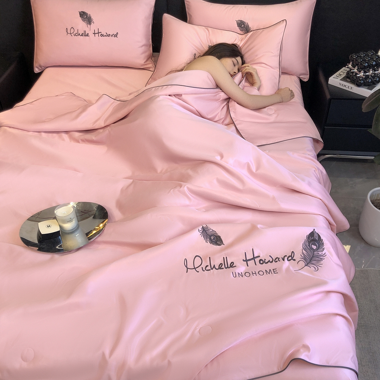 91家纺网 家纺一手货源 找家纺 吾诺家居 2026新款双拼及羽毛刺绣夏被夏凉被空调被四件套-柔羽 羽毛豆沙