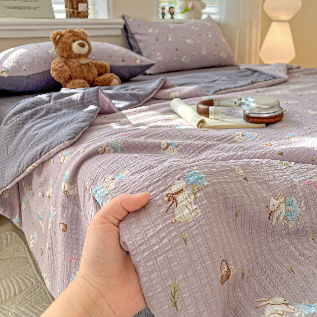 91家纺网 家纺一手货源 找家纺 王朝国际 2026新款A类彩竺棉印花夏被四件套 安妮兔