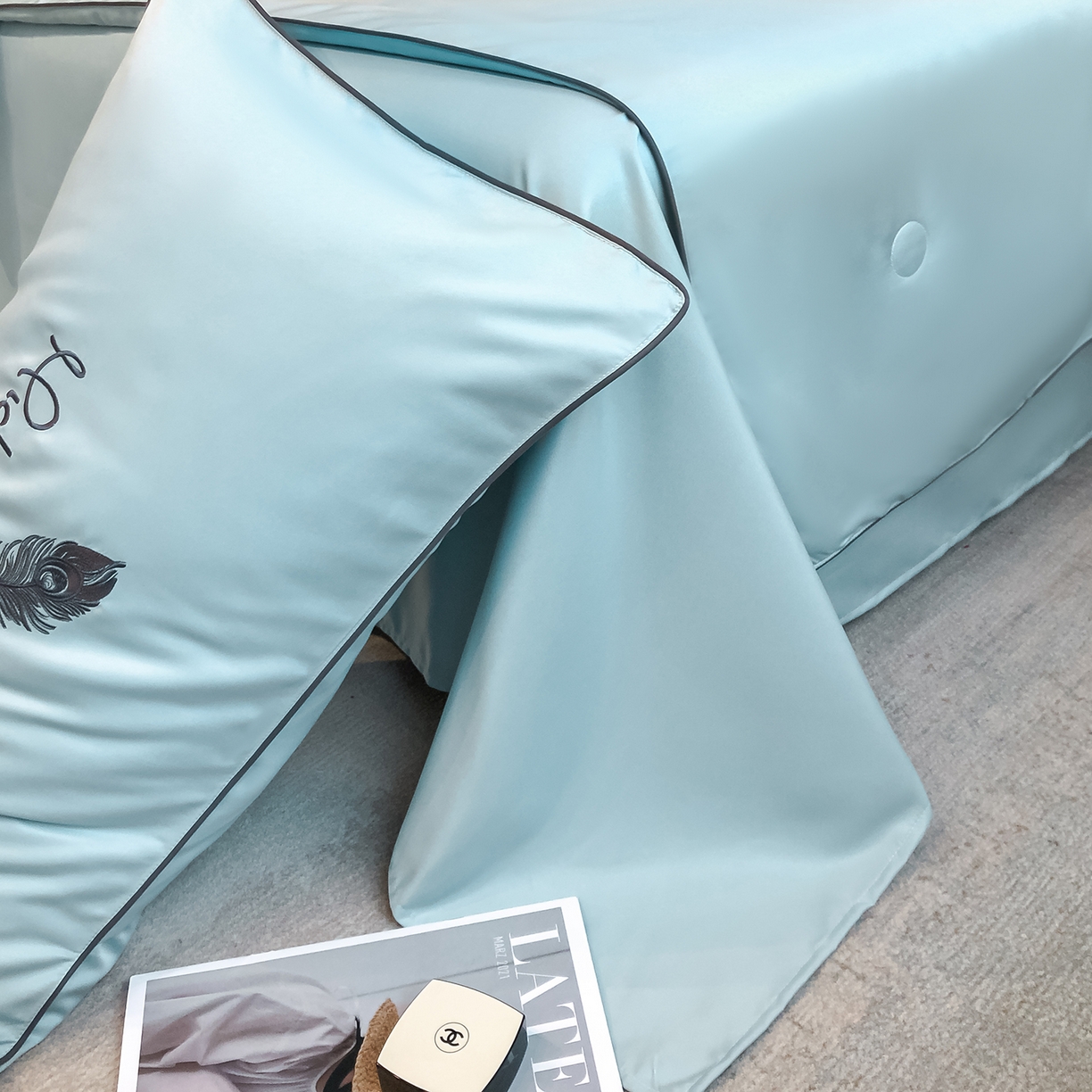 91家纺网 家纺一手货源 找家纺 吾诺家居 2026新款双拼及羽毛刺绣夏被夏凉被空调被四件套-柔羽 羽毛梵星蓝