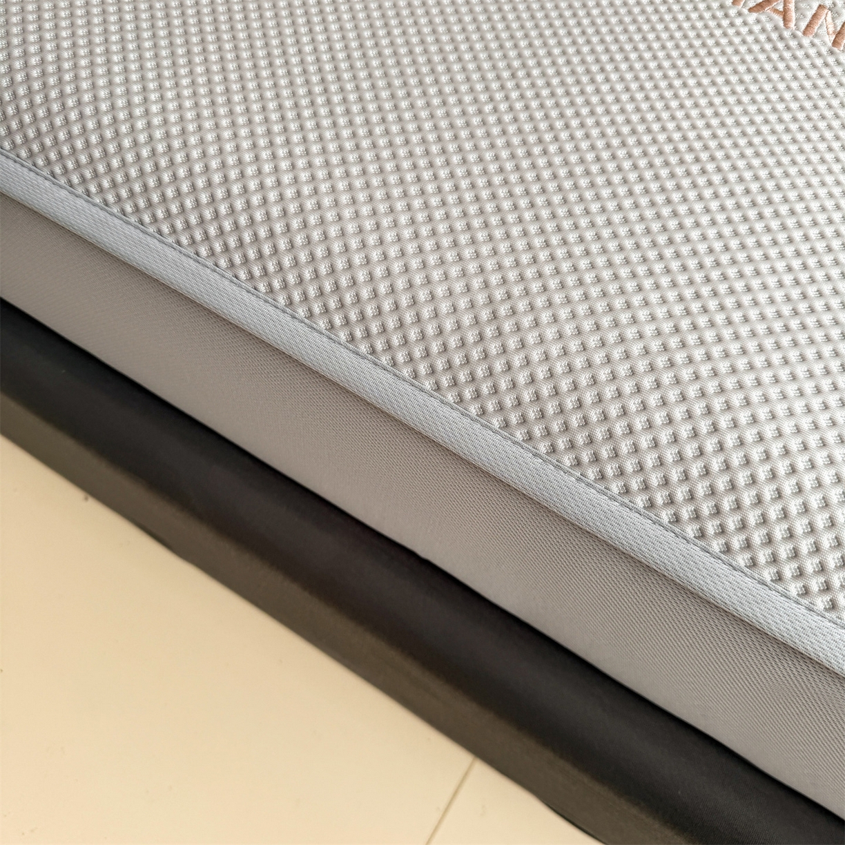 91家纺网 家纺一手货源 找家纺 （总）雯豆家纺 2026新款PE中分子绣花床笠三件套夏季凉感豆豆席子床罩-墨仔熊