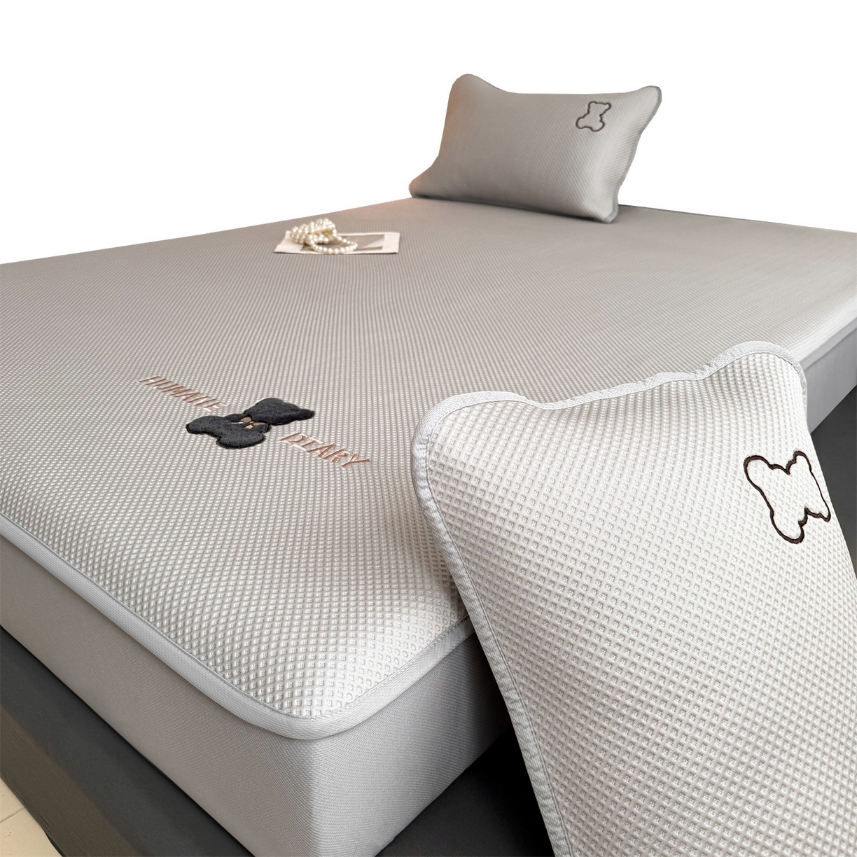 91家纺网 家纺一手货源 找家纺 （总）雯豆家纺 2026新款PE中分子绣花床笠三件套夏季凉感豆豆席子床罩-墨仔熊