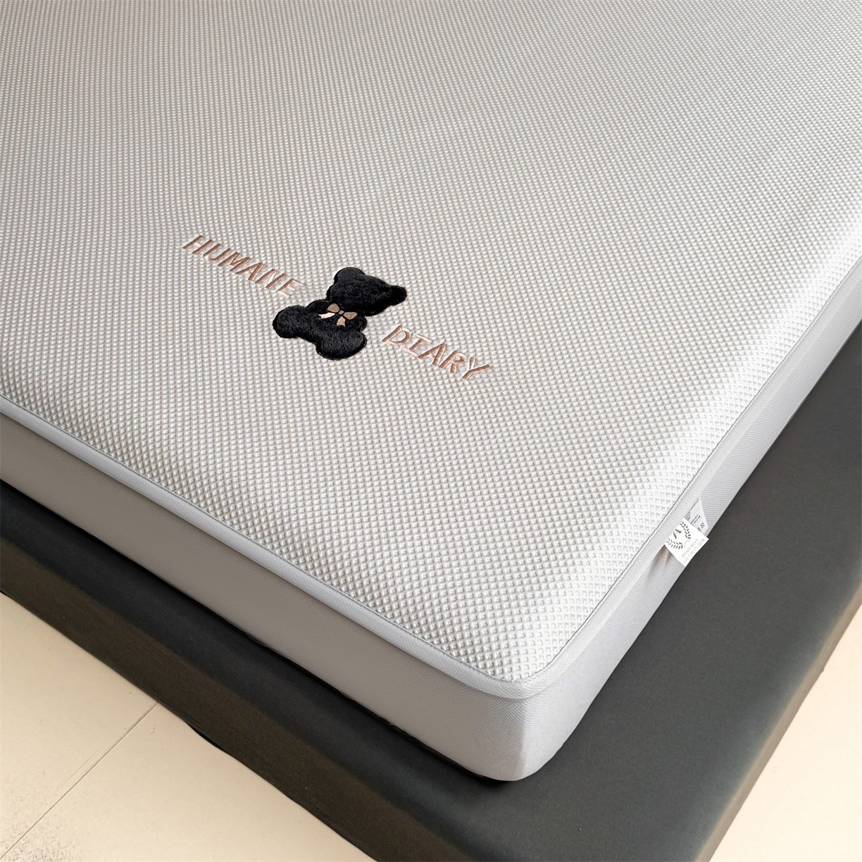 91家纺网 家纺一手货源 找家纺 （总）雯豆家纺 2026新款PE中分子绣花床笠三件套夏季凉感豆豆席子床罩-墨仔熊