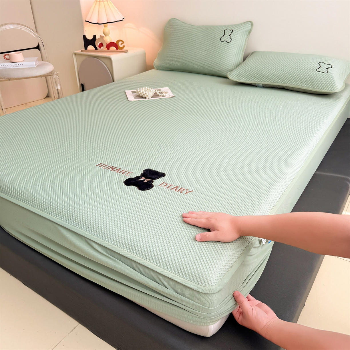 91家纺网 家纺一手货源 找家纺 （总）雯豆家纺 2026新款PE中分子绣花床笠三件套夏季凉感豆豆席子床罩-墨仔熊