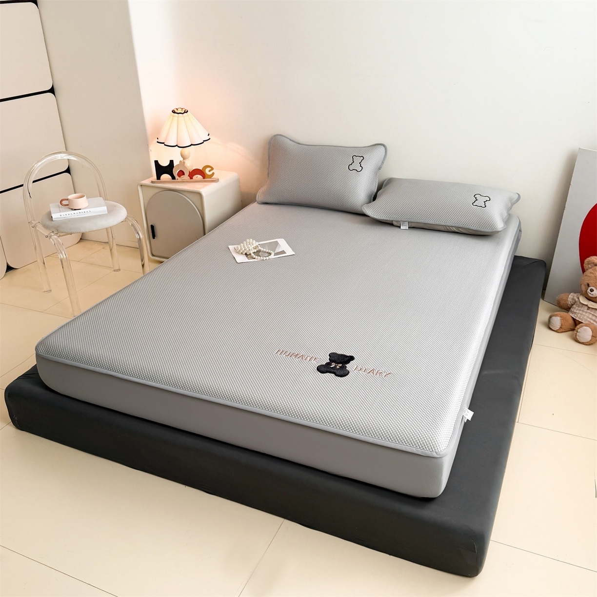 91家纺网 家纺一手货源 找家纺 雯豆家纺 2026新款PE中分子绣花床笠三件套夏季凉感豆豆席子床罩-墨仔熊 墨仔熊床笠款-灰