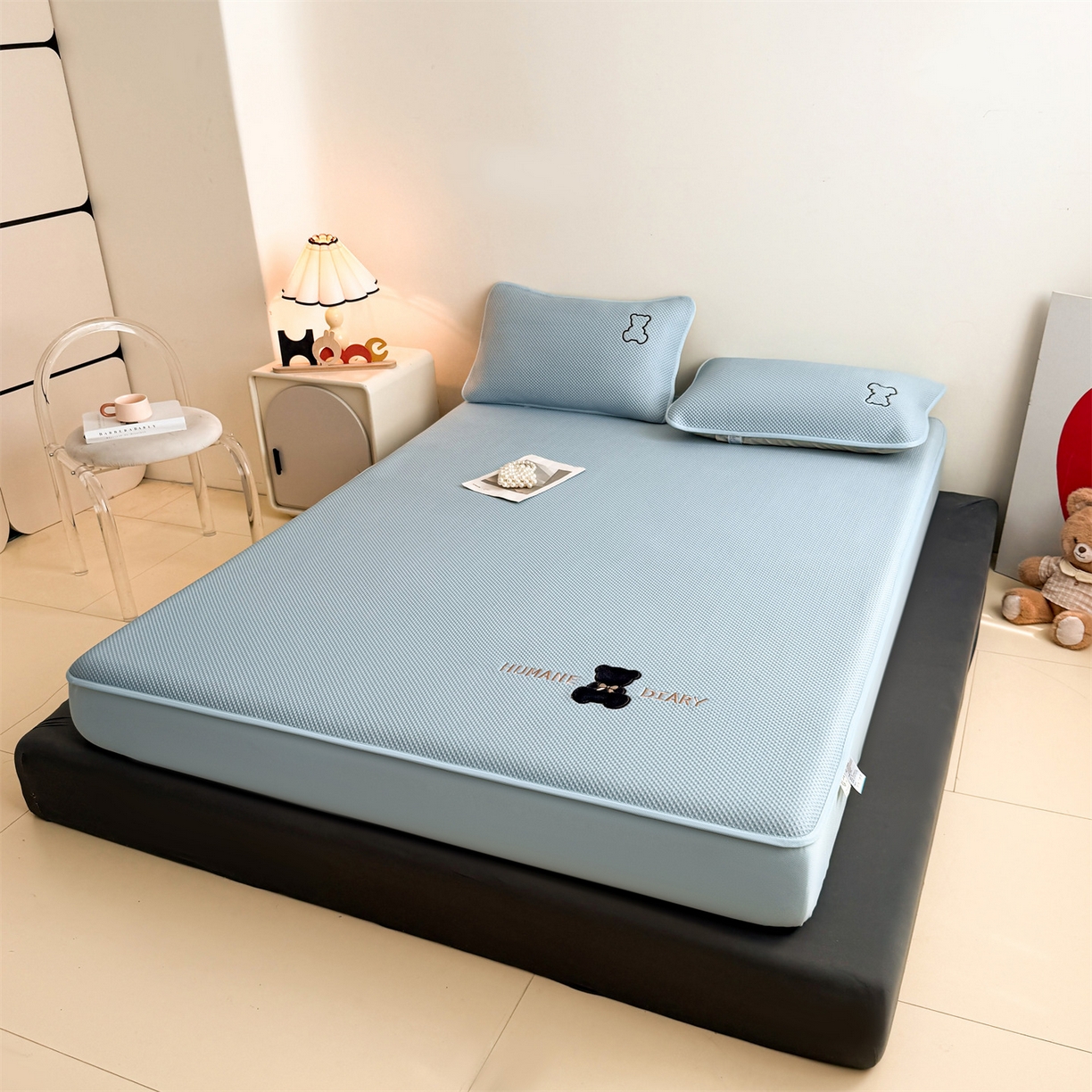 91家纺网 家纺一手货源 找家纺 雯豆家纺 2026新款PE中分子绣花床笠三件套夏季凉感豆豆席子床罩-墨仔熊 墨仔熊床笠款-蓝