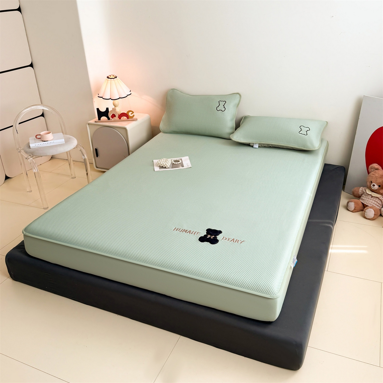 91家纺网 家纺一手货源 找家纺 雯豆家纺 2026新款PE中分子绣花床笠三件套夏季凉感豆豆席子床罩-墨仔熊 墨仔熊床笠款-绿