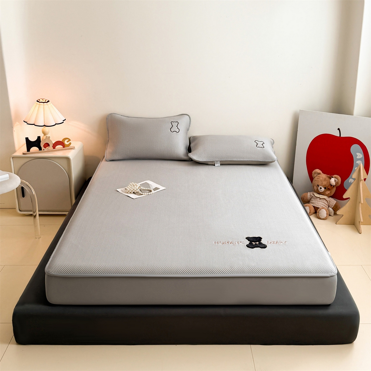 91家纺网 家纺一手货源 找家纺 雯豆家纺 2026新款PE中分子绣花床笠三件套夏季凉感豆豆席子床罩-墨仔熊 墨仔熊床笠款-灰