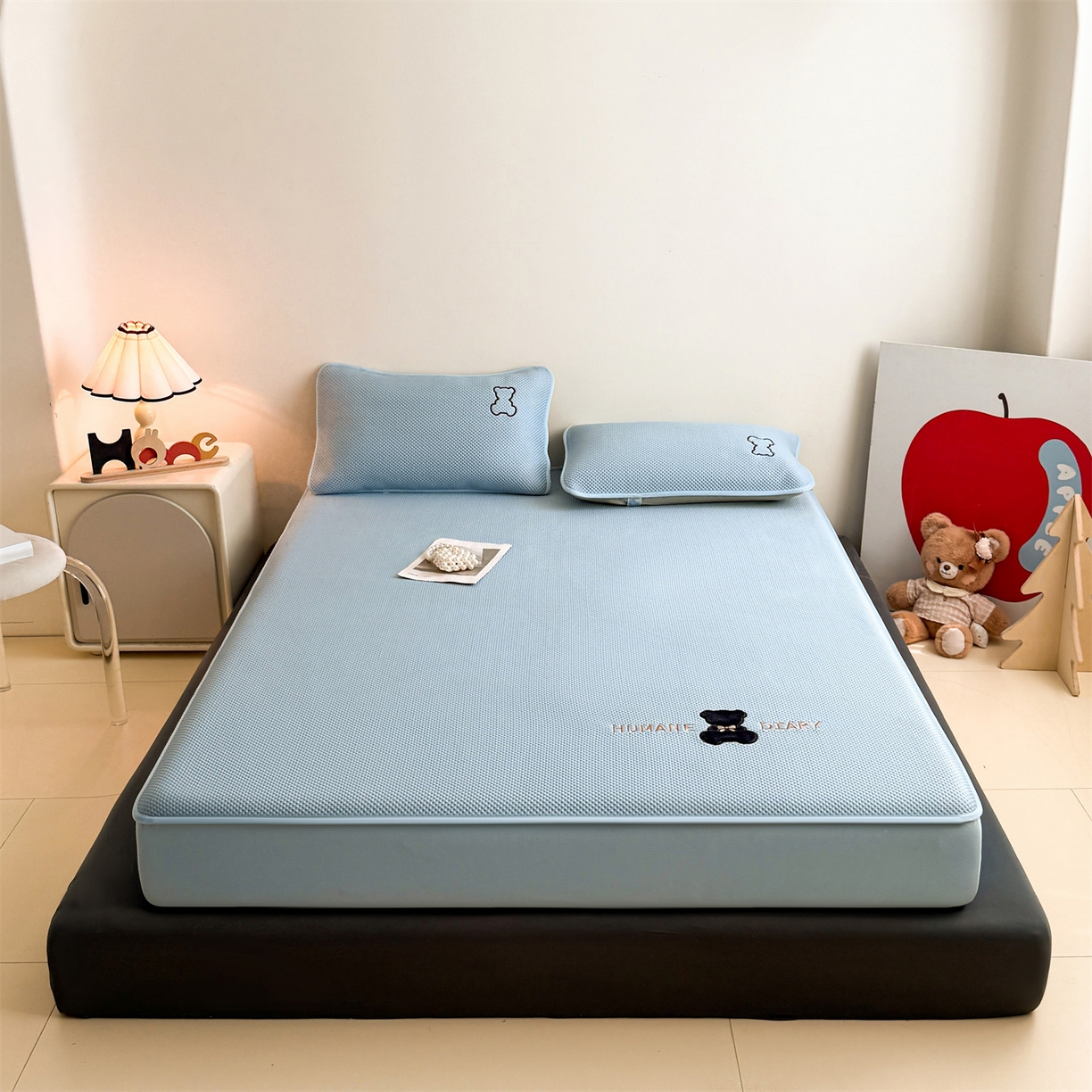 91家纺网 家纺一手货源 找家纺 雯豆家纺 2026新款PE中分子绣花床笠三件套夏季凉感豆豆席子床罩-墨仔熊 墨仔熊床笠款-蓝