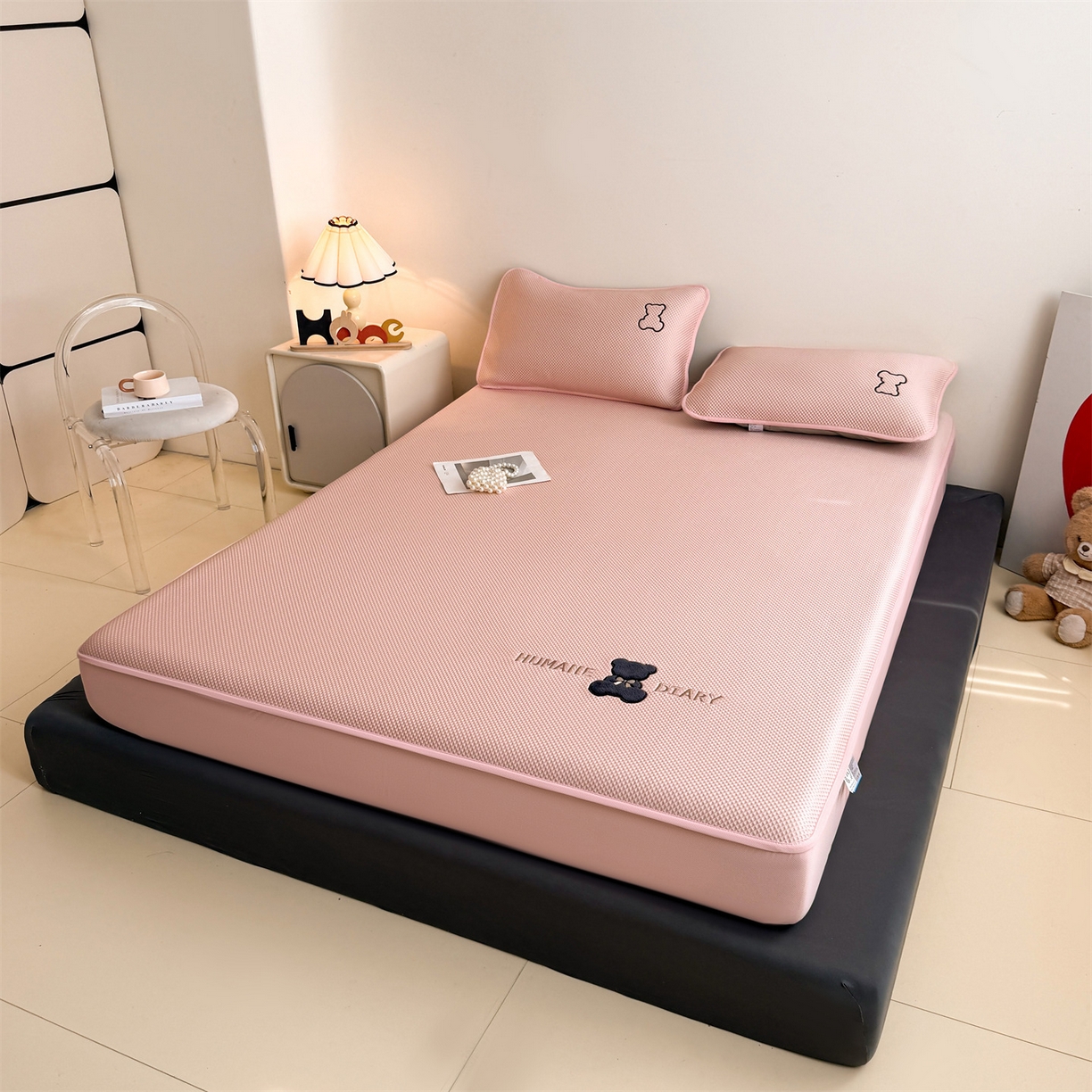 91家纺网 家纺一手货源 找家纺 雯豆家纺 2026新款PE中分子绣花床笠三件套夏季凉感豆豆席子床罩-墨仔熊 墨仔熊床笠款-粉