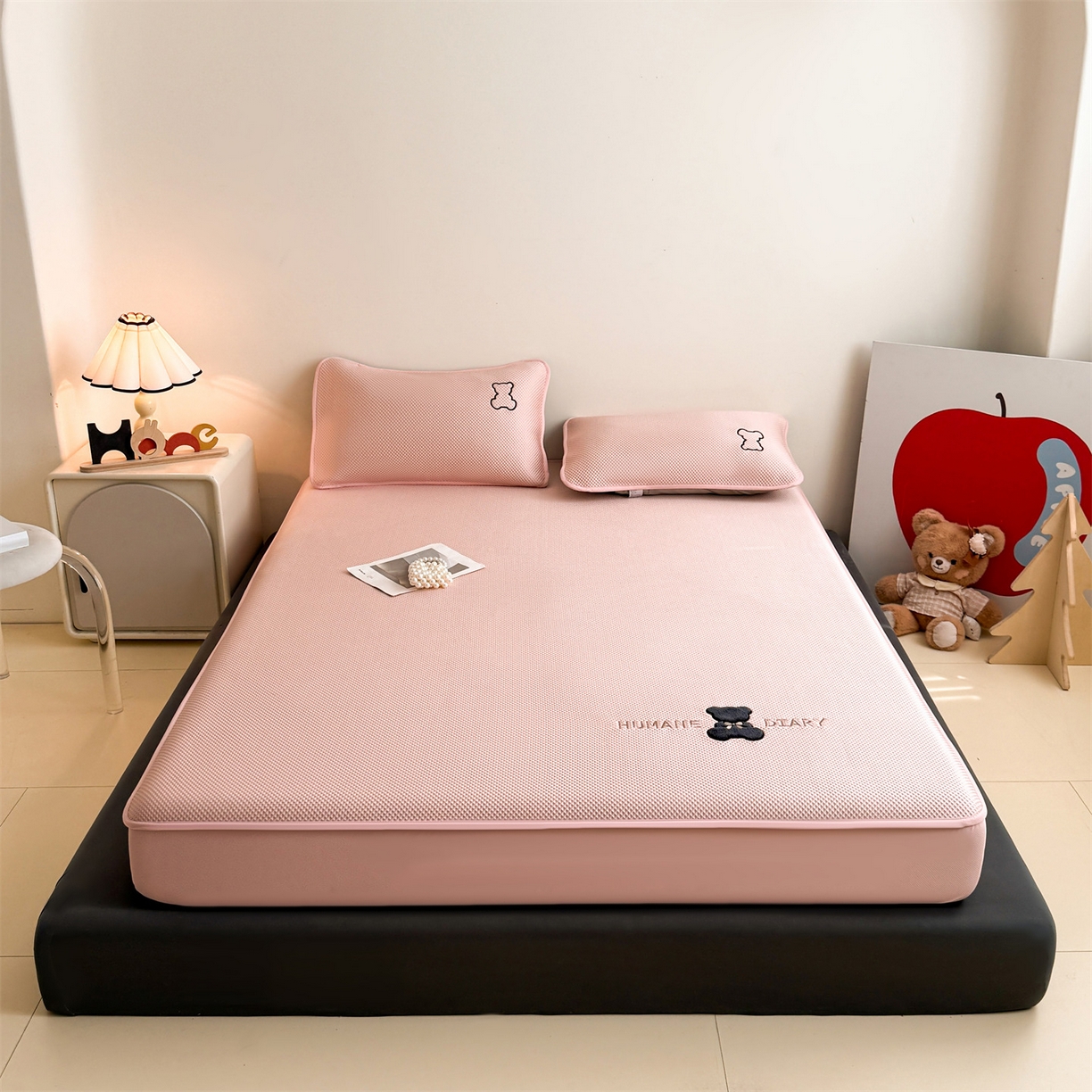 91家纺网 家纺一手货源 找家纺 雯豆家纺 2026新款PE中分子绣花床笠三件套夏季凉感豆豆席子床罩-墨仔熊 墨仔熊床笠款-粉