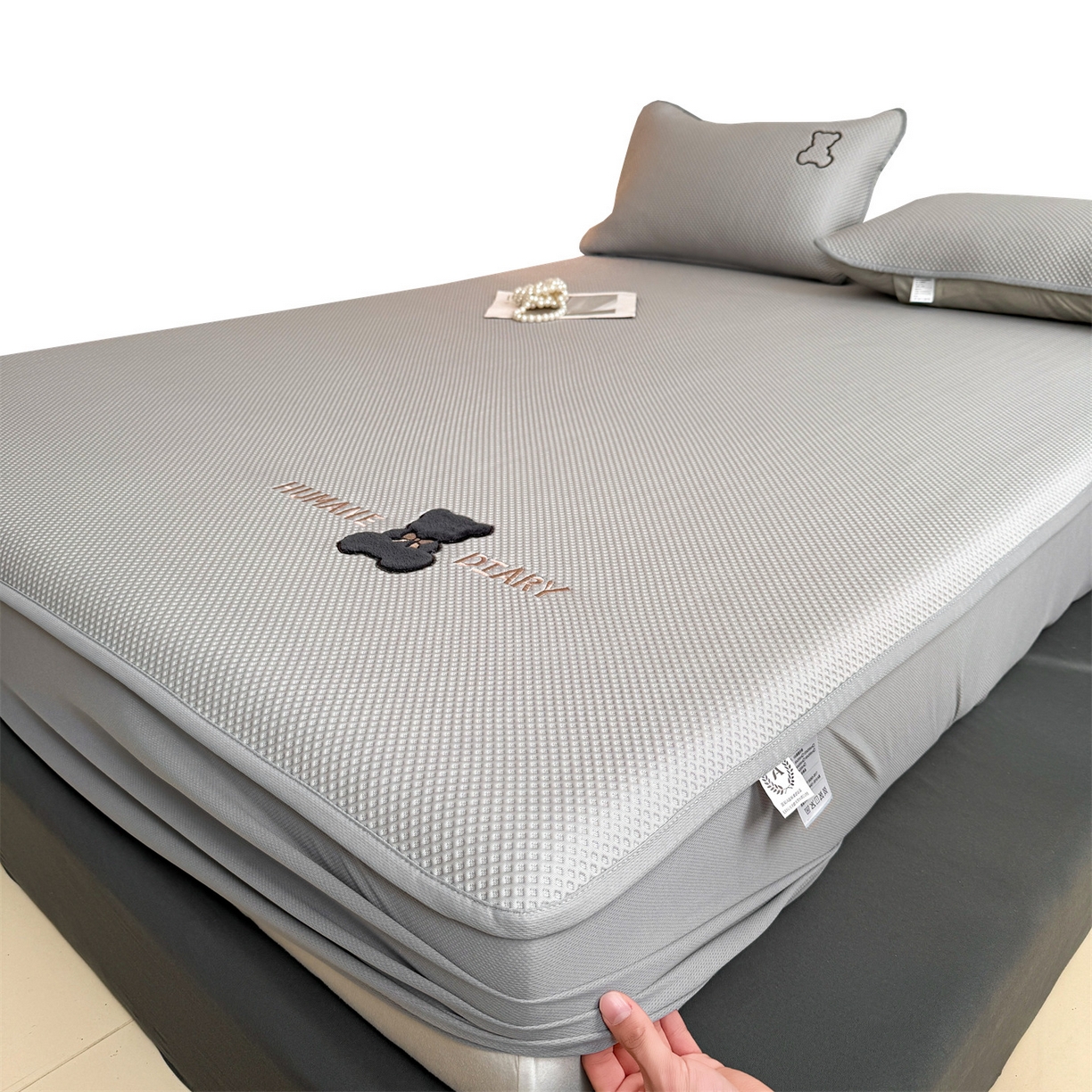 91家纺网 家纺一手货源 找家纺 雯豆家纺 2026新款PE中分子绣花床笠三件套夏季凉感豆豆席子床罩-墨仔熊 墨仔熊床笠款-灰