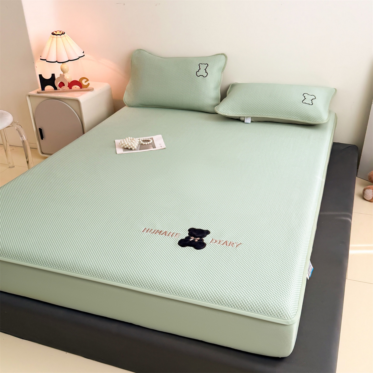 91家纺网 家纺一手货源 找家纺 雯豆家纺 2026新款PE中分子绣花床笠三件套夏季凉感豆豆席子床罩-墨仔熊 墨仔熊床笠款-绿