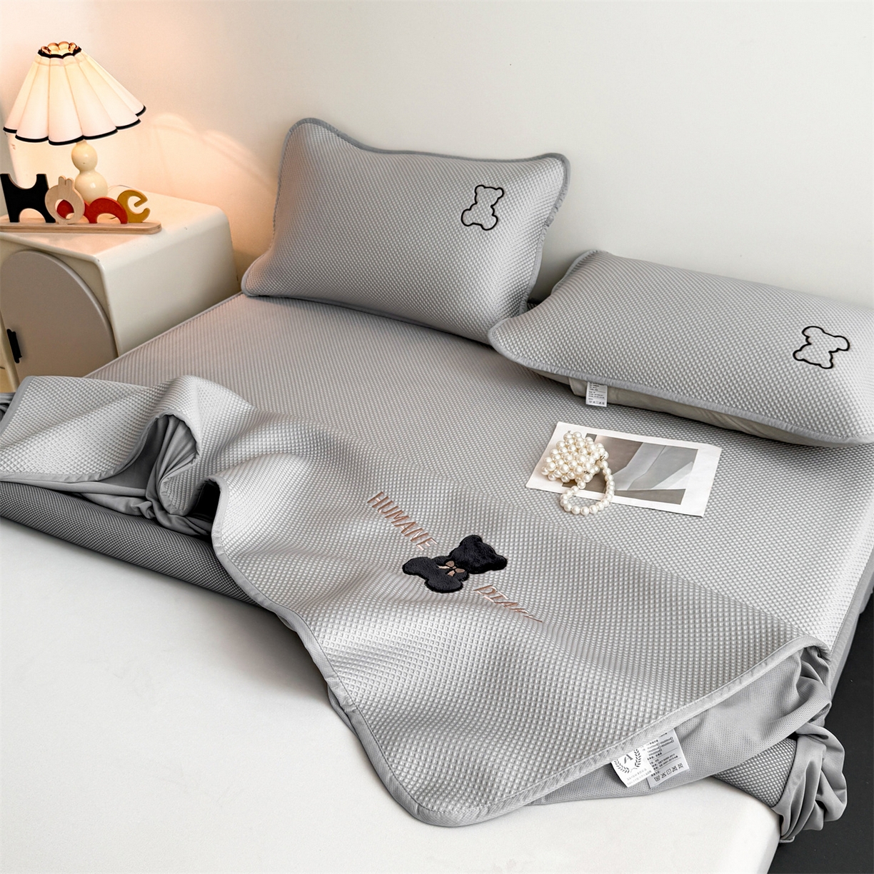 91家纺网 家纺一手货源 找家纺 雯豆家纺 2026新款PE中分子绣花床笠三件套夏季凉感豆豆席子床罩-墨仔熊 墨仔熊床笠款-灰