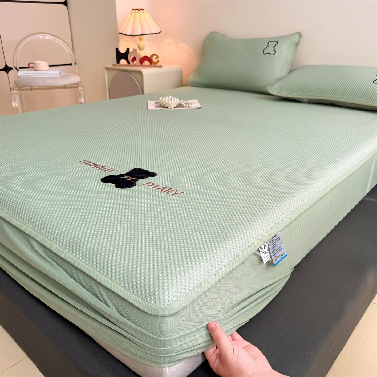 91家纺网 家纺一手货源 找家纺 雯豆家纺 2026新款PE中分子绣花床笠三件套夏季凉感豆豆席子床罩-墨仔熊 墨仔熊床笠款-绿