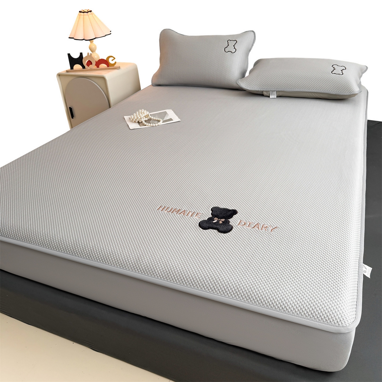 91家纺网 家纺一手货源 找家纺 雯豆家纺 2026新款PE中分子绣花床笠三件套夏季凉感豆豆席子床罩-墨仔熊 墨仔熊床笠款-灰