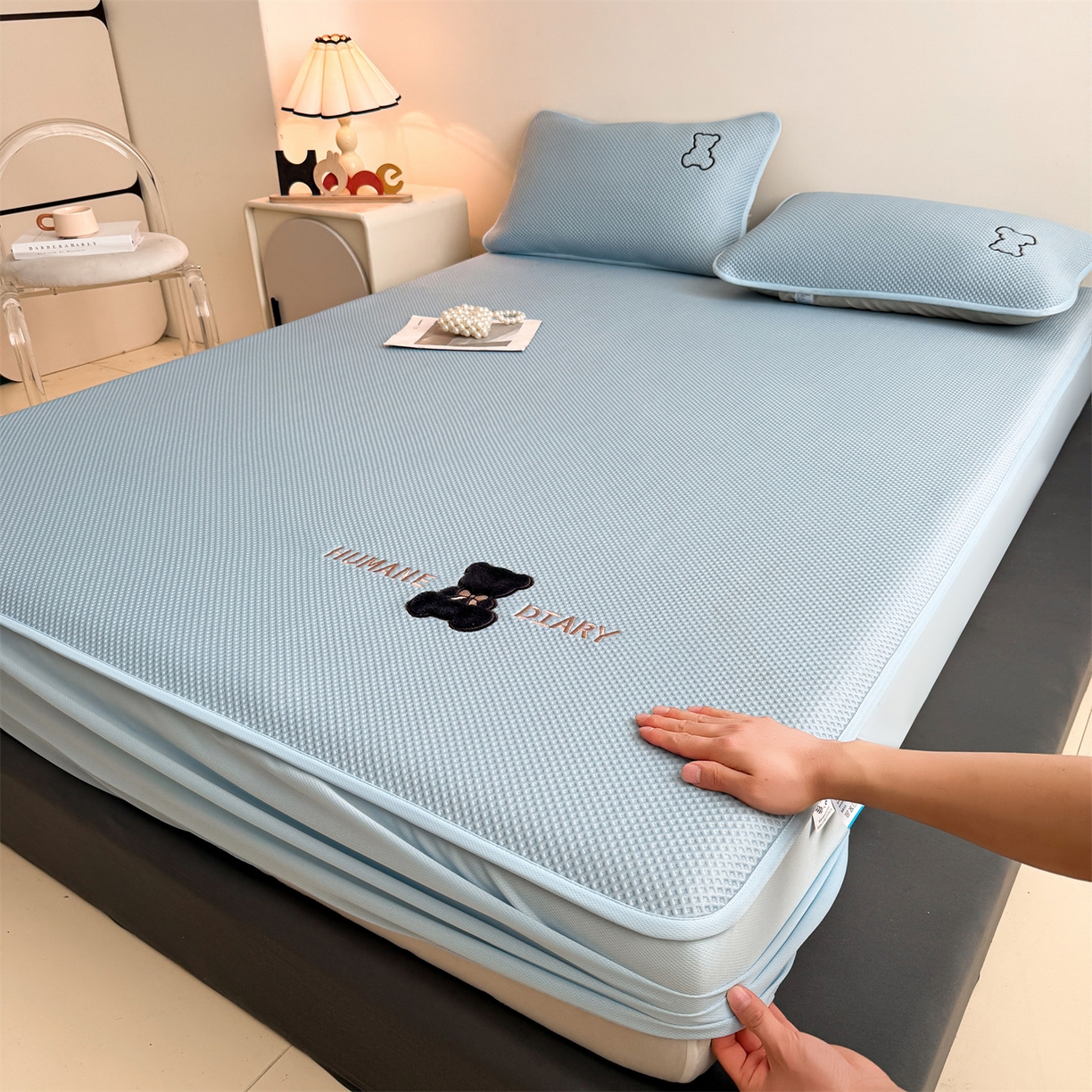 91家纺网 家纺一手货源 找家纺 雯豆家纺 2026新款PE中分子绣花床笠三件套夏季凉感豆豆席子床罩-墨仔熊 墨仔熊床笠款-蓝