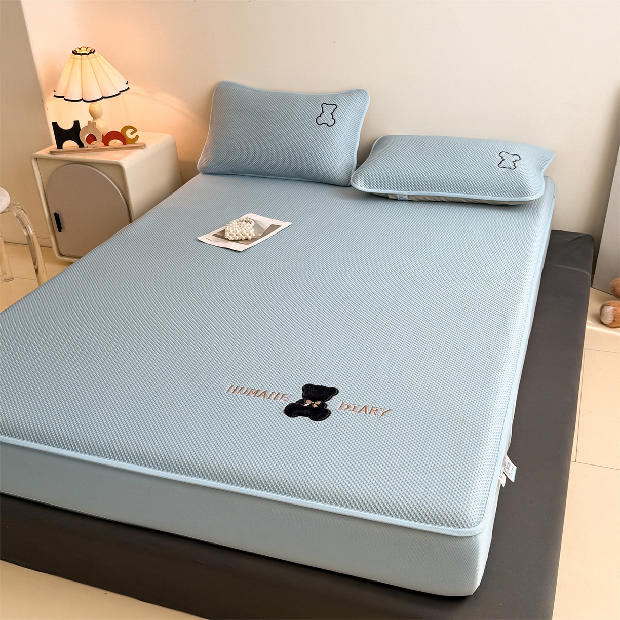 91家纺网 家纺一手货源 找家纺 雯豆家纺 2026新款PE中分子绣花床笠三件套夏季凉感豆豆席子床罩-墨仔熊 墨仔熊床笠款-蓝