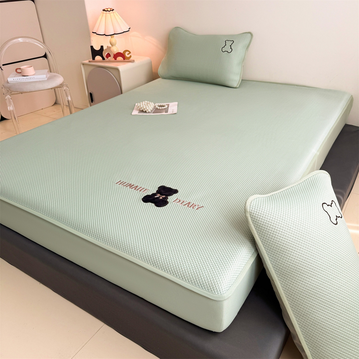 91家纺网 家纺一手货源 找家纺 雯豆家纺 2026新款PE中分子绣花床笠三件套夏季凉感豆豆席子床罩-墨仔熊 墨仔熊床笠款-绿