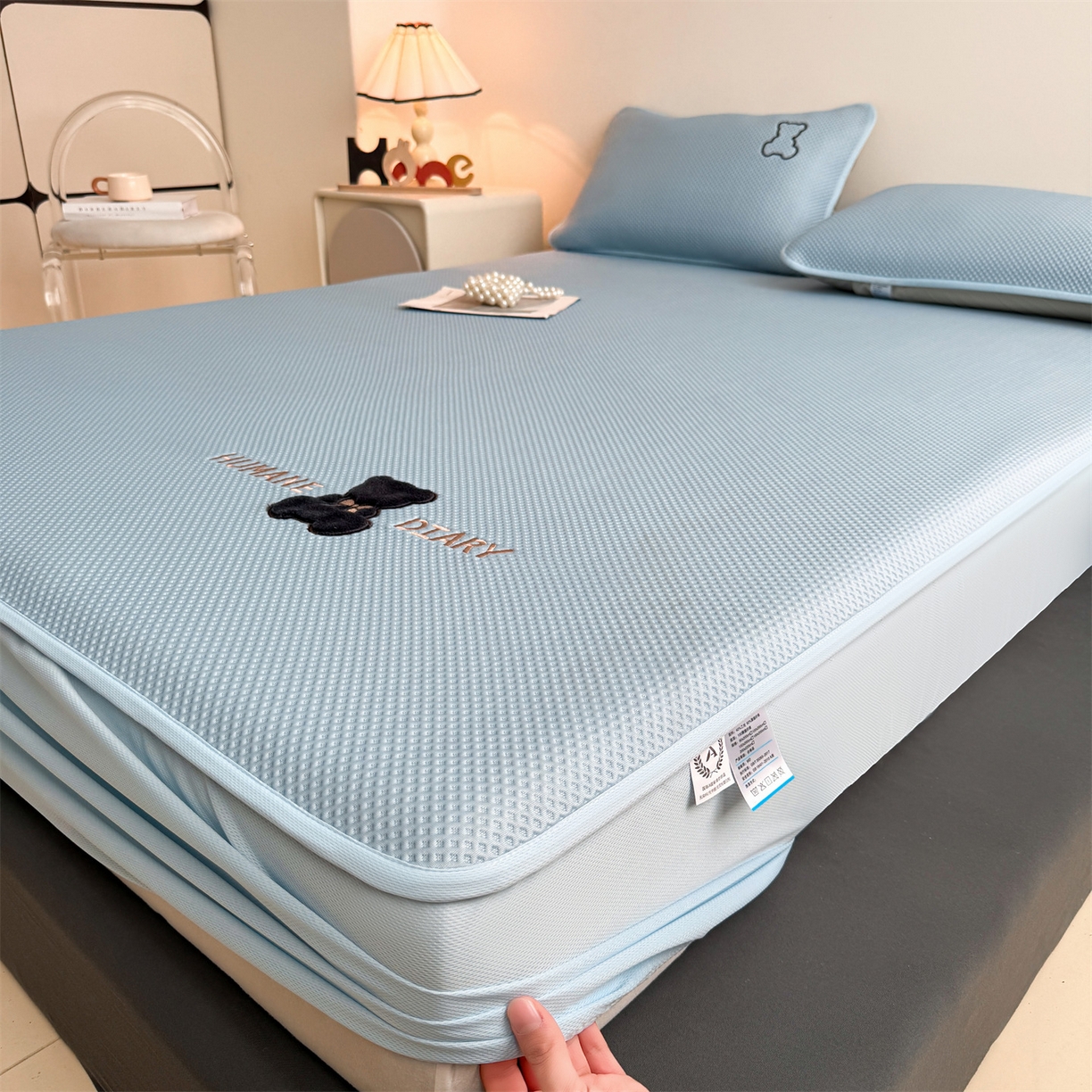 91家纺网 家纺一手货源 找家纺 雯豆家纺 2026新款PE中分子绣花床笠三件套夏季凉感豆豆席子床罩-墨仔熊 墨仔熊床笠款-蓝