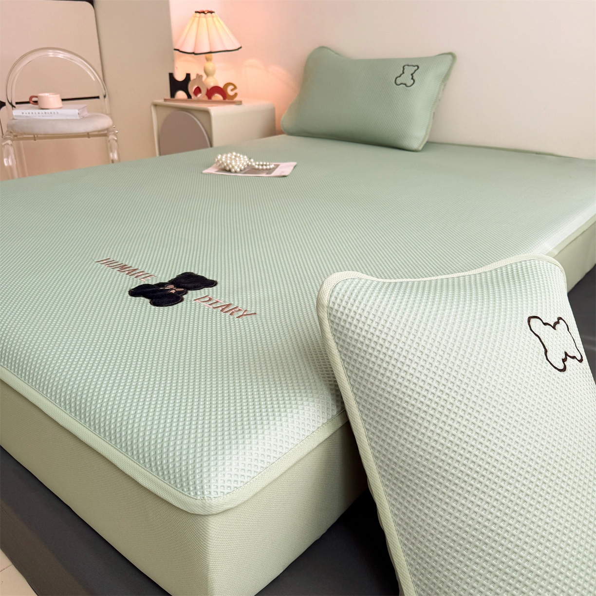 91家纺网 家纺一手货源 找家纺 雯豆家纺 2026新款PE中分子绣花床笠三件套夏季凉感豆豆席子床罩-墨仔熊 墨仔熊床笠款-绿