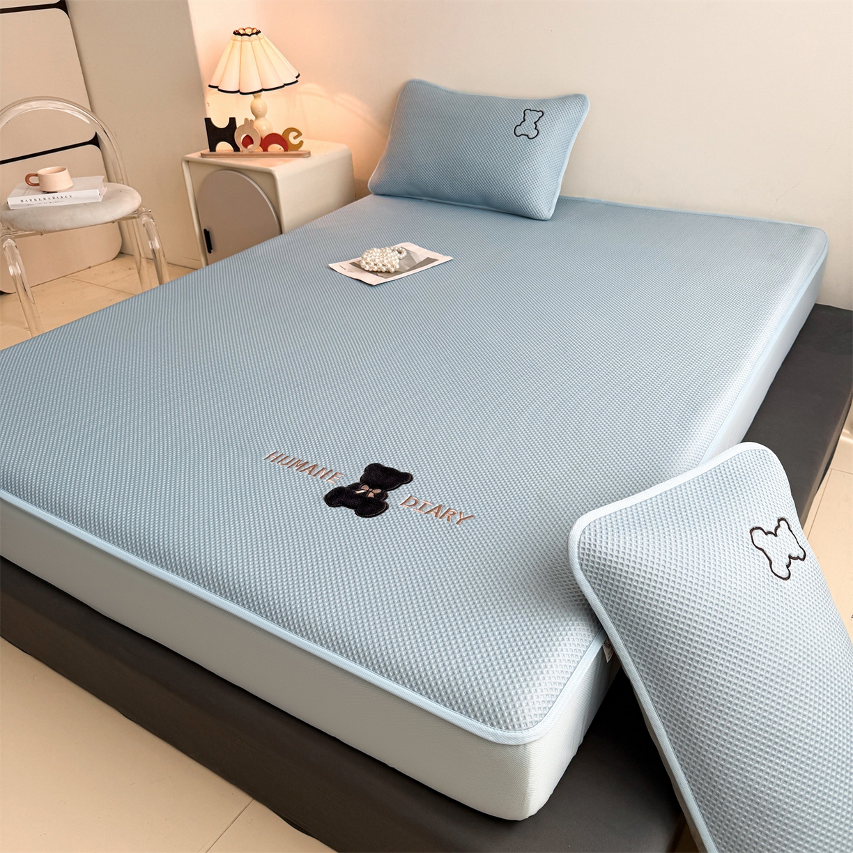 91家纺网 家纺一手货源 找家纺 雯豆家纺 2026新款PE中分子绣花床笠三件套夏季凉感豆豆席子床罩-墨仔熊 墨仔熊床笠款-蓝