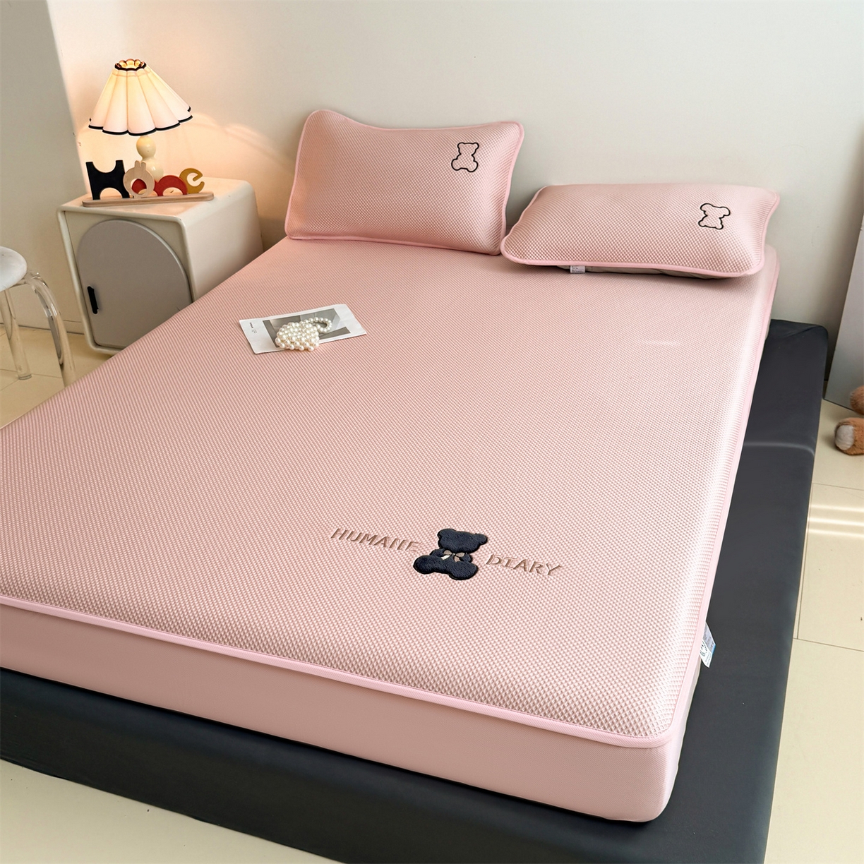 91家纺网 家纺一手货源 找家纺 雯豆家纺 2026新款PE中分子绣花床笠三件套夏季凉感豆豆席子床罩-墨仔熊 墨仔熊床笠款-粉