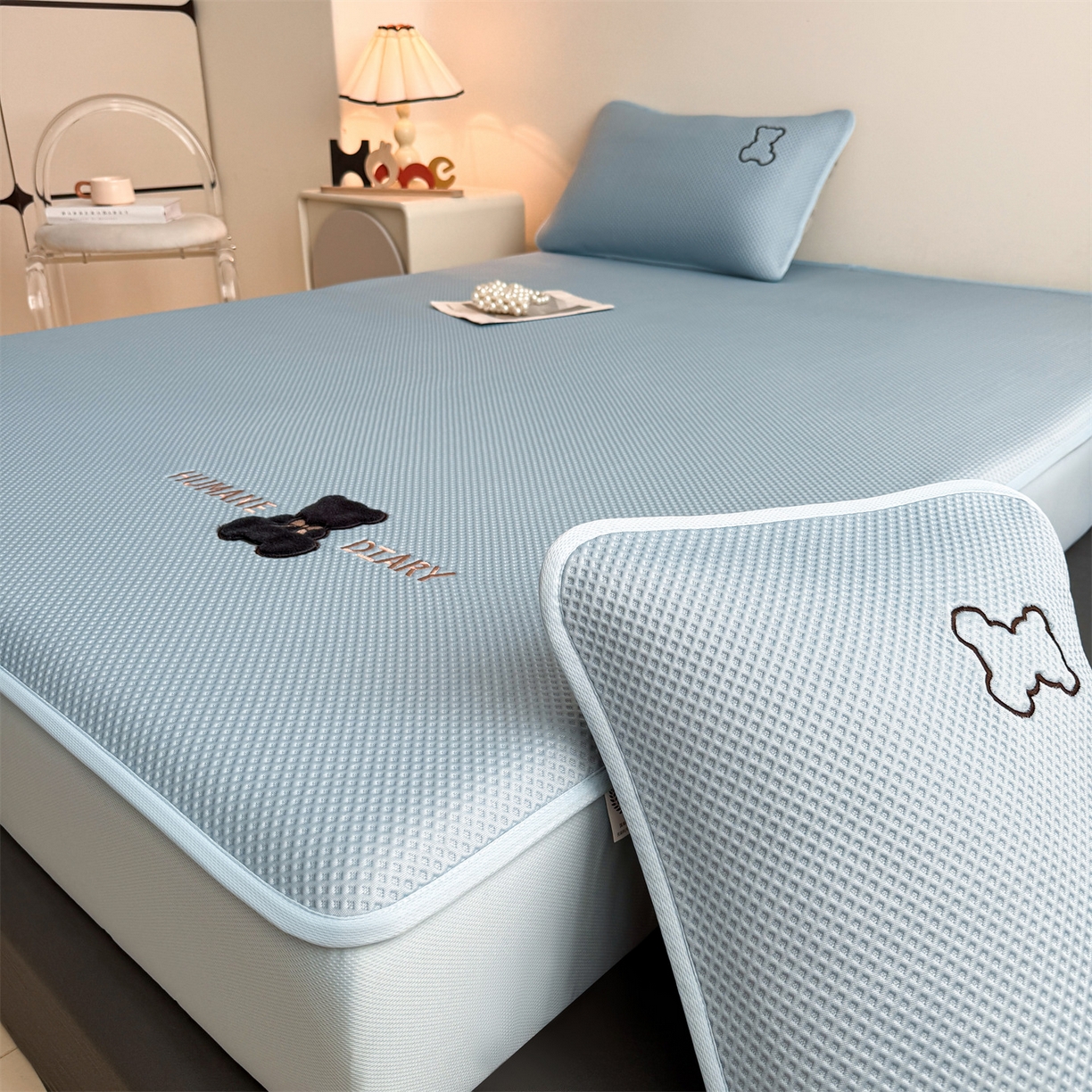 91家纺网 家纺一手货源 找家纺 雯豆家纺 2026新款PE中分子绣花床笠三件套夏季凉感豆豆席子床罩-墨仔熊 墨仔熊床笠款-蓝