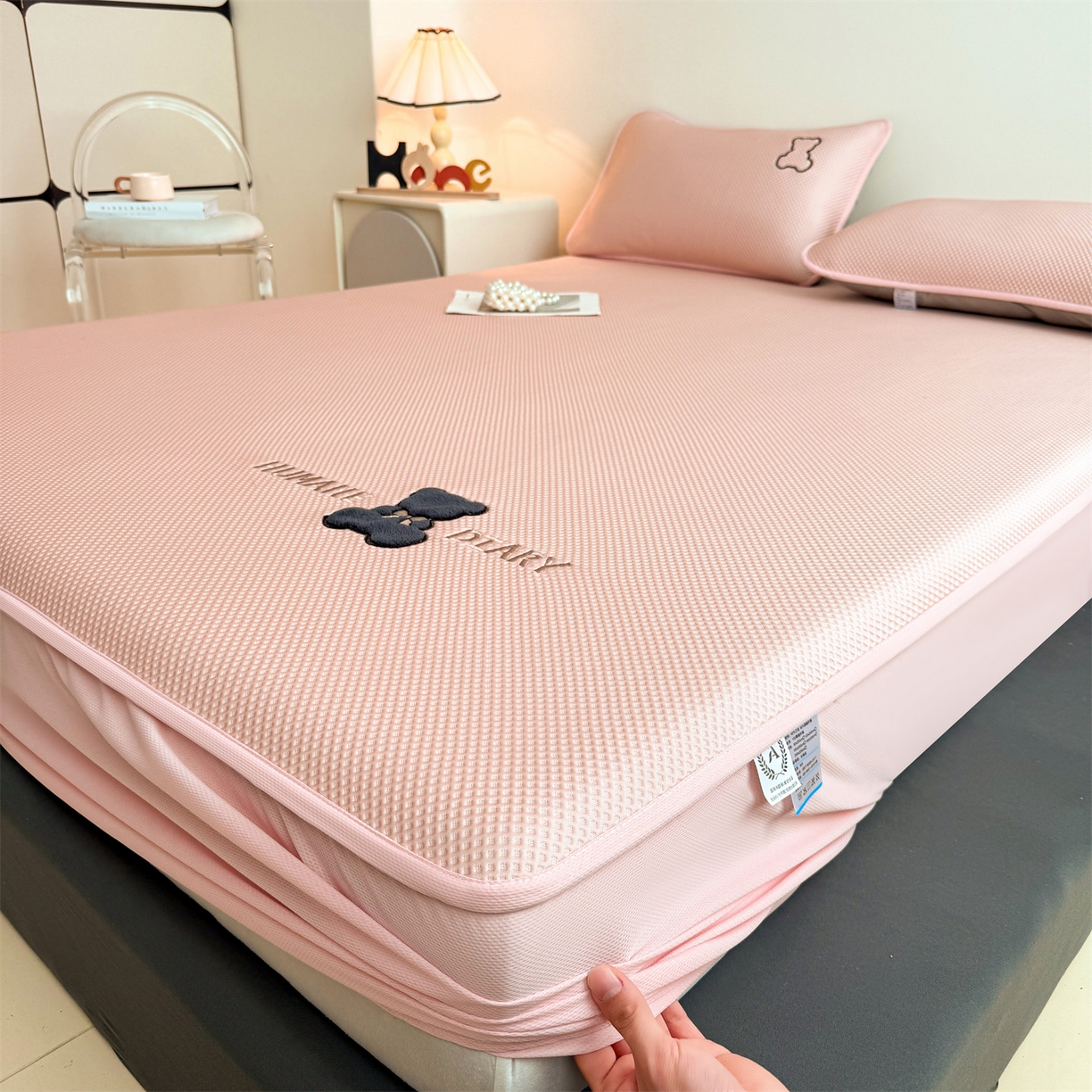 91家纺网 家纺一手货源 找家纺 雯豆家纺 2026新款PE中分子绣花床笠三件套夏季凉感豆豆席子床罩-墨仔熊 墨仔熊床笠款-粉