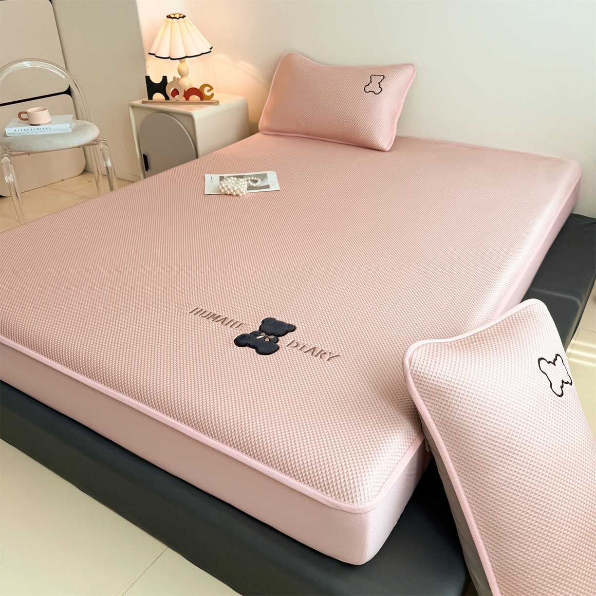 91家纺网 家纺一手货源 找家纺 雯豆家纺 2026新款PE中分子绣花床笠三件套夏季凉感豆豆席子床罩-墨仔熊 墨仔熊床笠款-粉