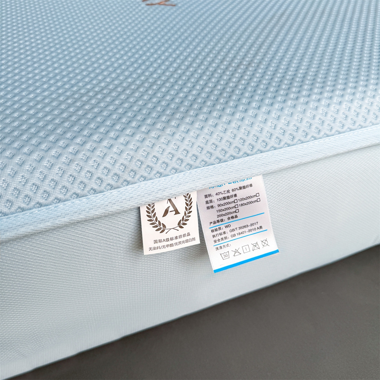 91家纺网 家纺一手货源 找家纺 雯豆家纺 2026新款PE中分子绣花床笠三件套夏季凉感豆豆席子床罩-墨仔熊 墨仔熊床笠款-蓝