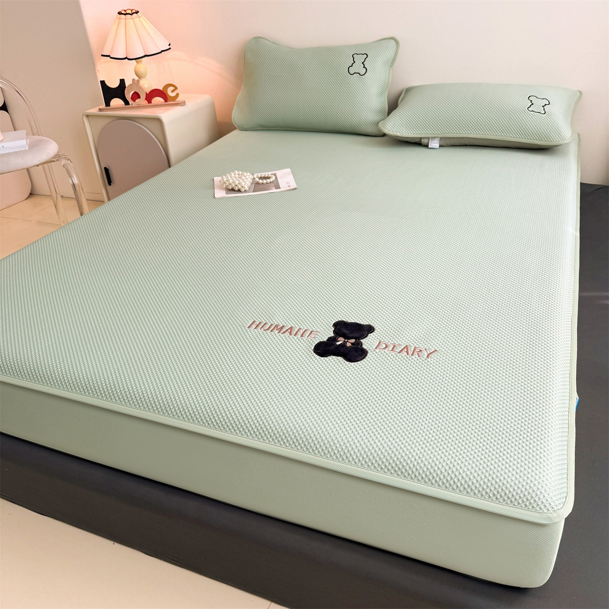 91家纺网 家纺一手货源 找家纺 雯豆家纺 2026新款PE中分子绣花床笠三件套夏季凉感豆豆席子床罩-墨仔熊 墨仔熊床笠款-绿