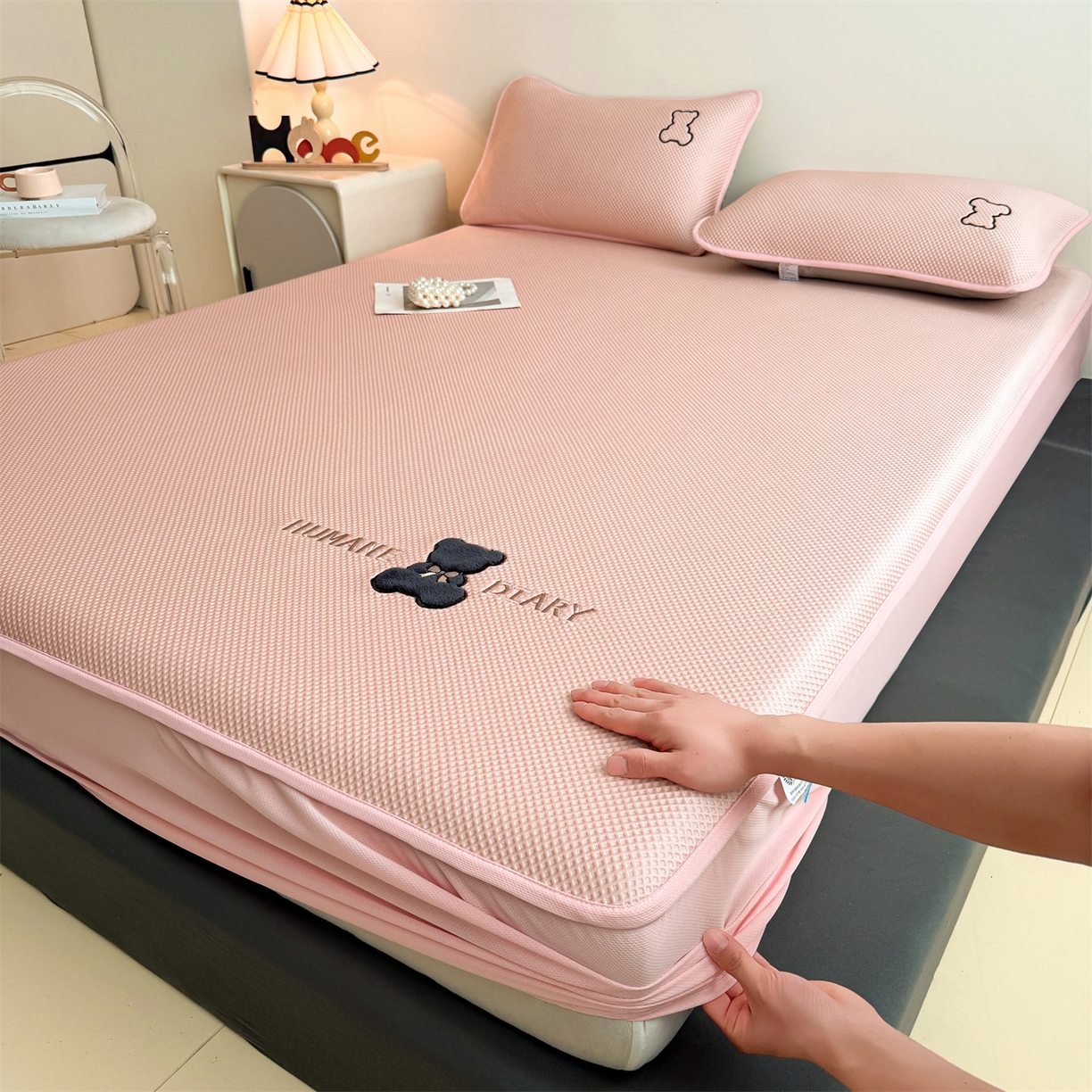 雯豆家纺 2026新款PE中分子绣花床笠三件套夏季凉感豆豆席子床罩-墨仔熊 墨仔熊床笠款-粉