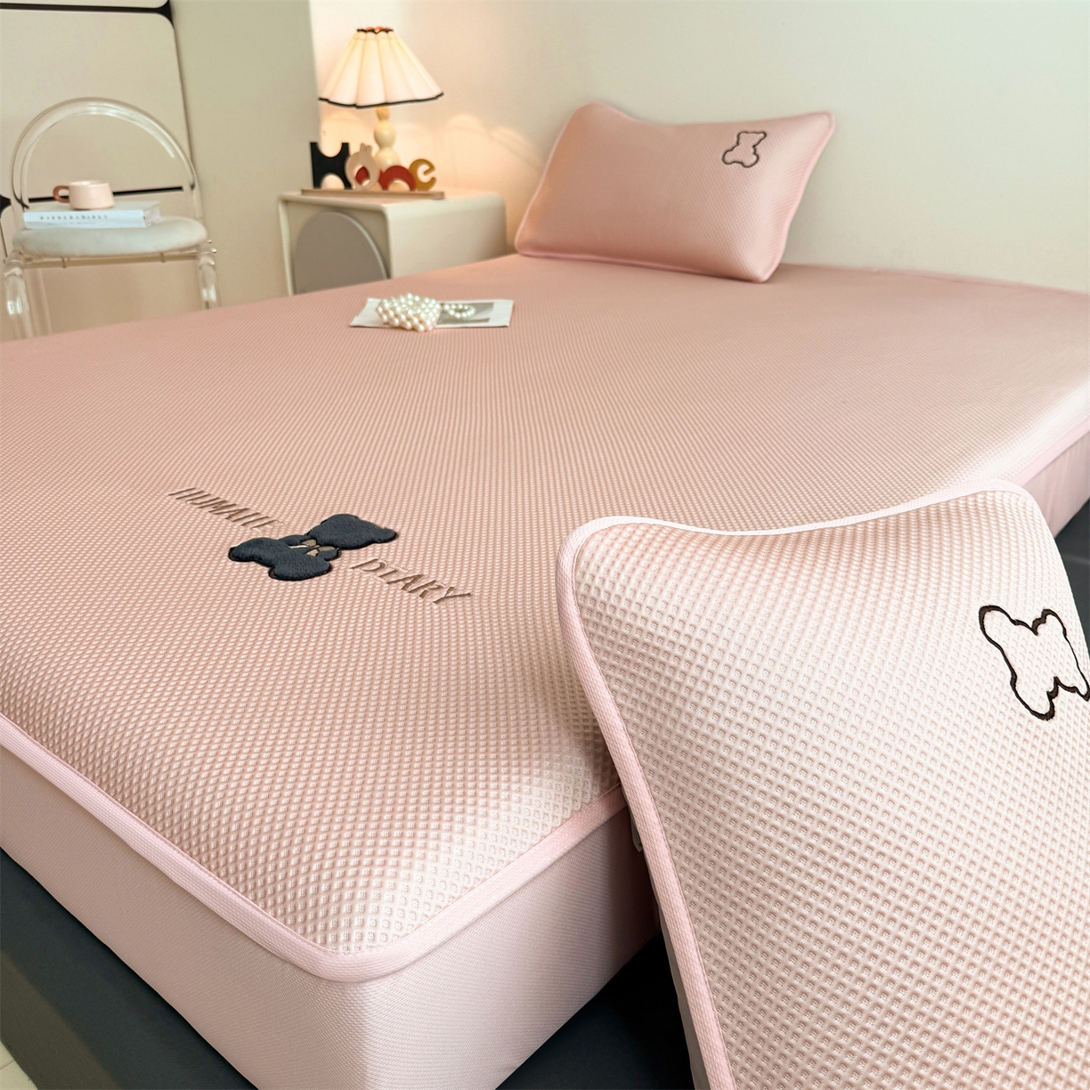 91家纺网 家纺一手货源 找家纺 雯豆家纺 2026新款PE中分子绣花床笠三件套夏季凉感豆豆席子床罩-墨仔熊 墨仔熊床笠款-粉