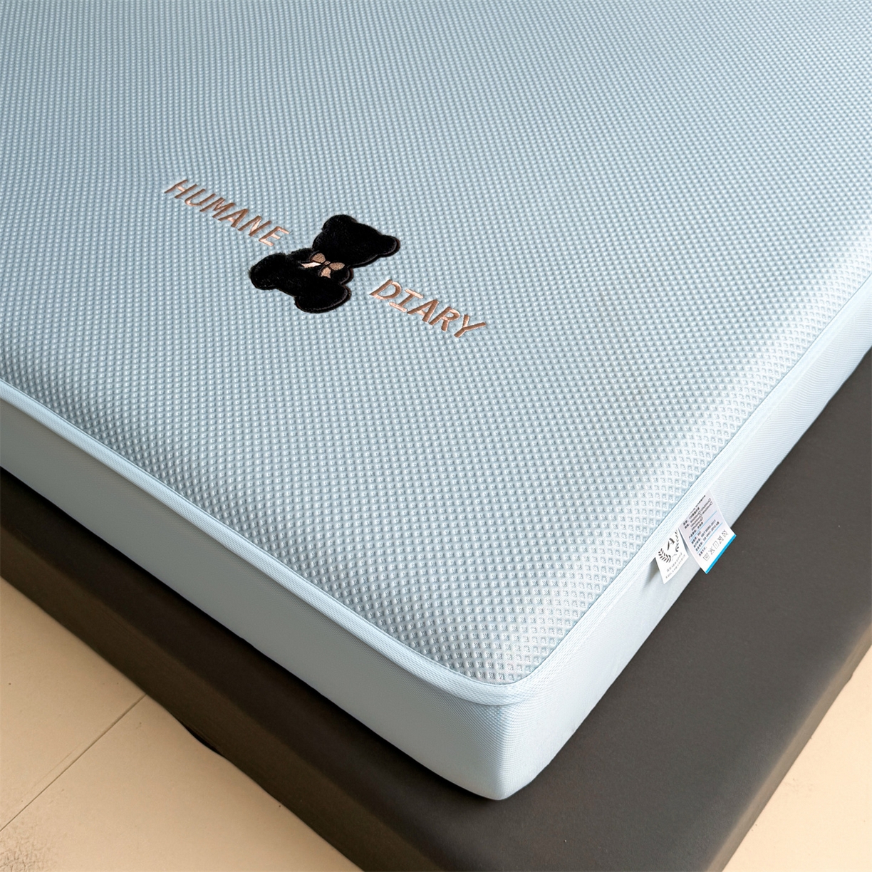 91家纺网 家纺一手货源 找家纺 雯豆家纺 2026新款PE中分子绣花床笠三件套夏季凉感豆豆席子床罩-墨仔熊 墨仔熊床笠款-蓝