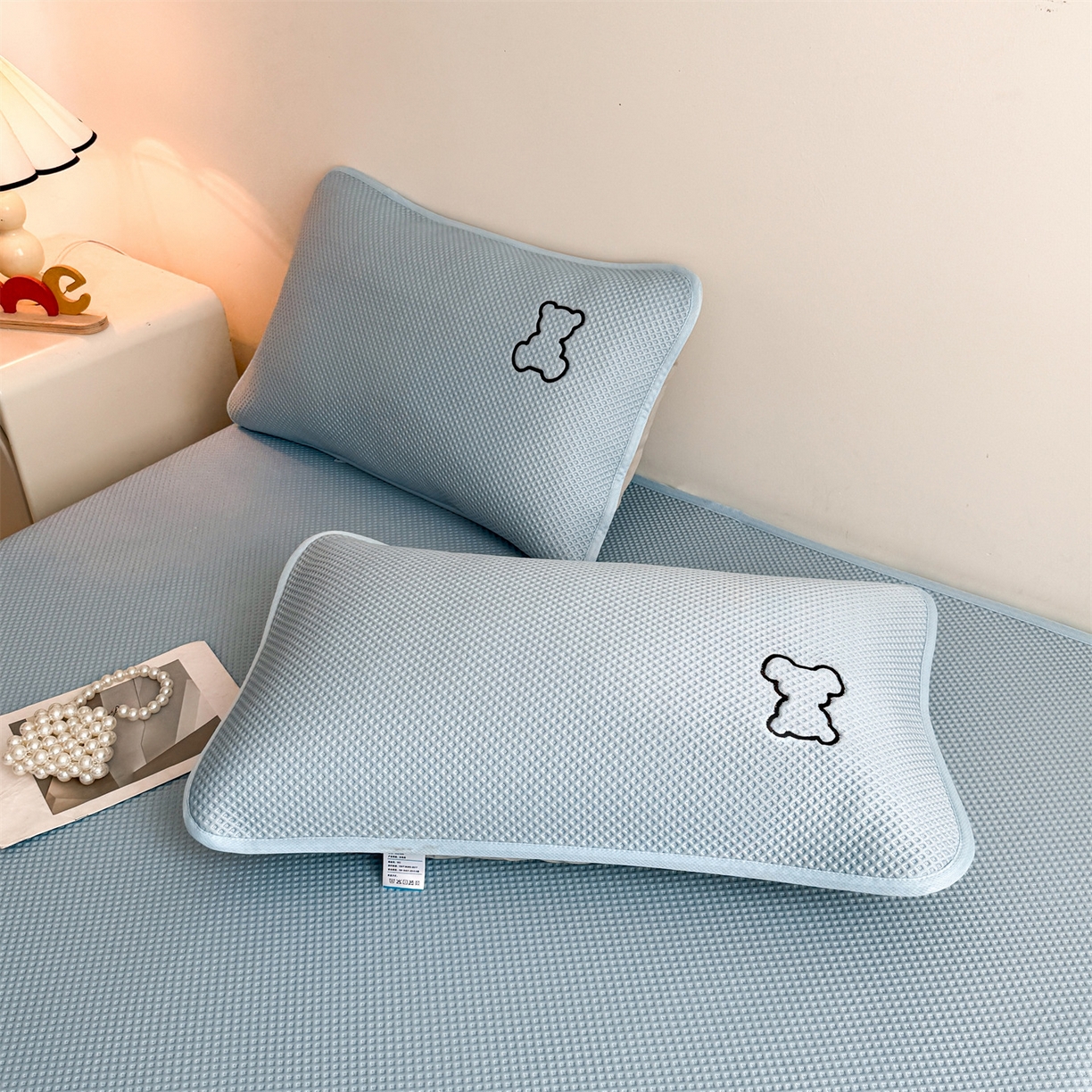 91家纺网 家纺一手货源 找家纺 雯豆家纺 2026新款PE中分子绣花床笠三件套夏季凉感豆豆席子床罩-墨仔熊 墨仔熊床笠款-蓝