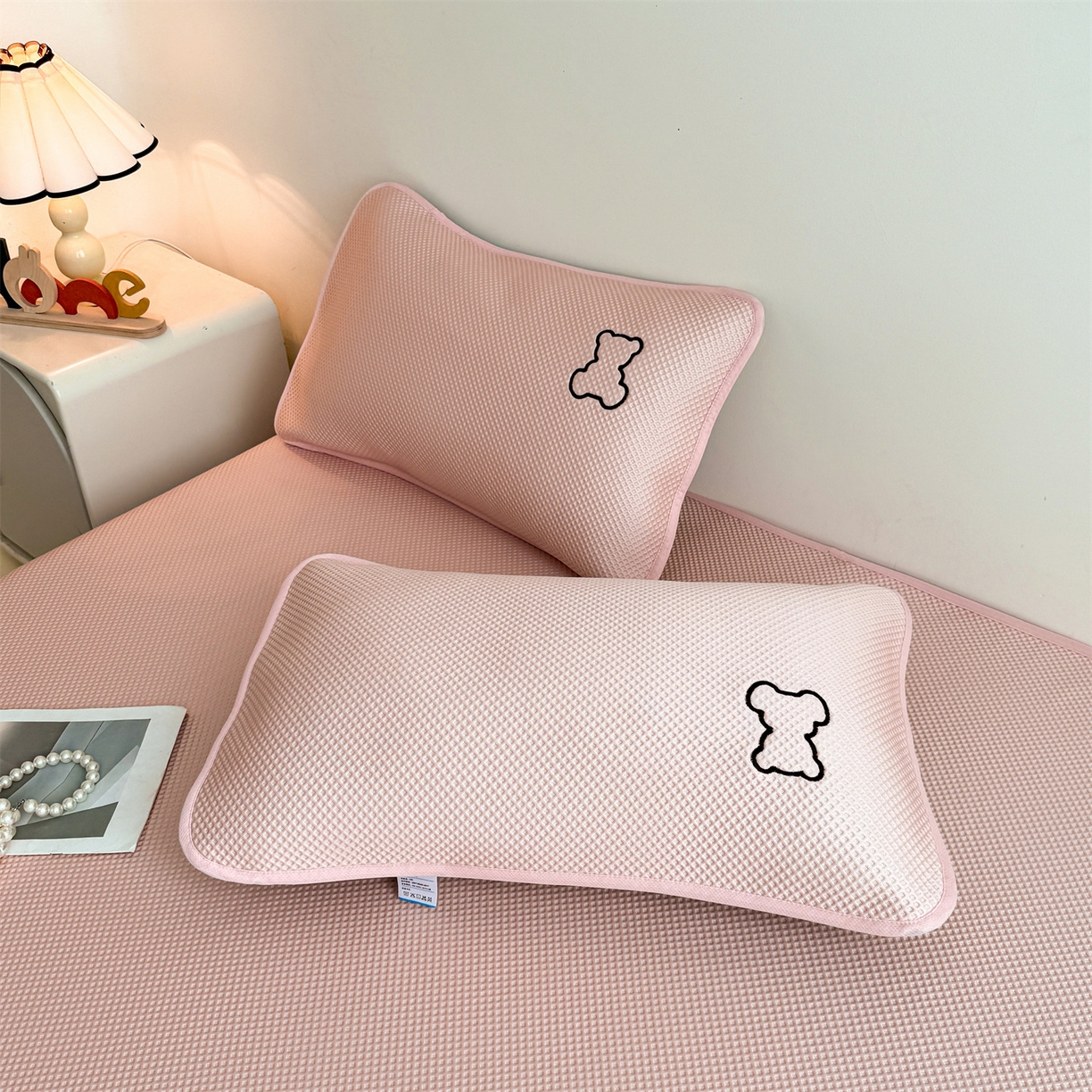 91家纺网 家纺一手货源 找家纺 雯豆家纺 2026新款PE中分子绣花床笠三件套夏季凉感豆豆席子床罩-墨仔熊 墨仔熊床笠款-粉