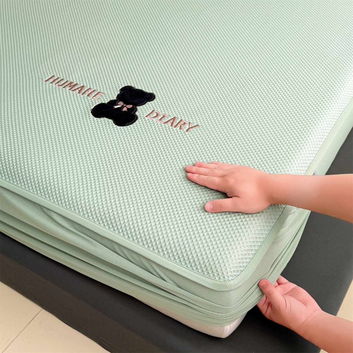 91家纺网 家纺一手货源 找家纺 雯豆家纺 2026新款PE中分子绣花床笠三件套夏季凉感豆豆席子床罩-墨仔熊 墨仔熊床笠款-绿