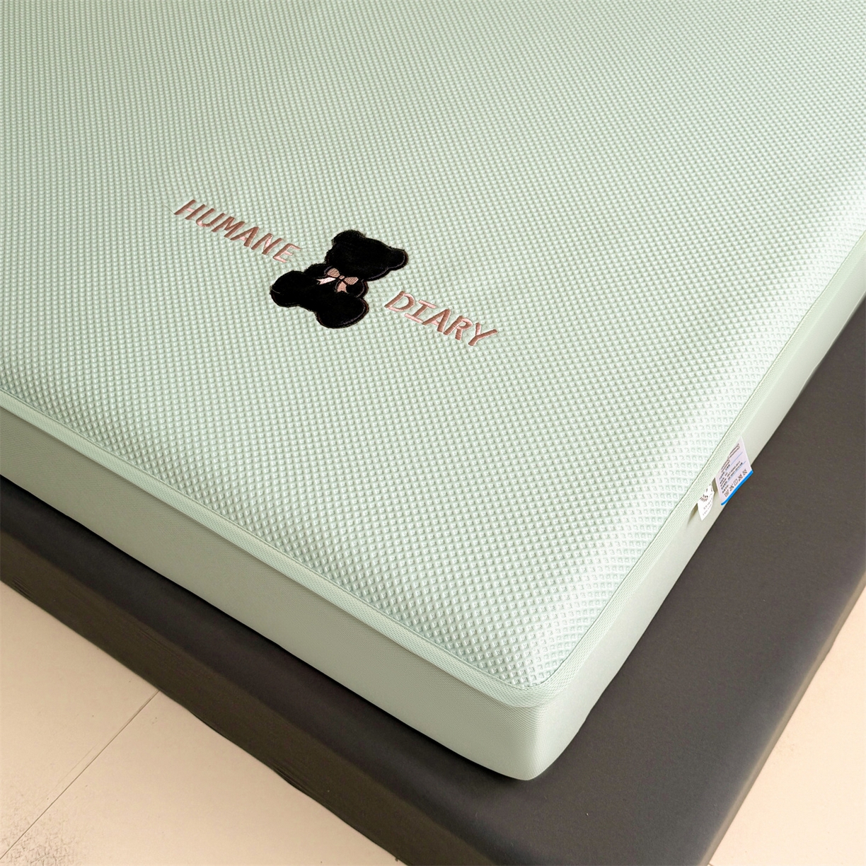 91家纺网 家纺一手货源 找家纺 雯豆家纺 2026新款PE中分子绣花床笠三件套夏季凉感豆豆席子床罩-墨仔熊 墨仔熊床笠款-绿