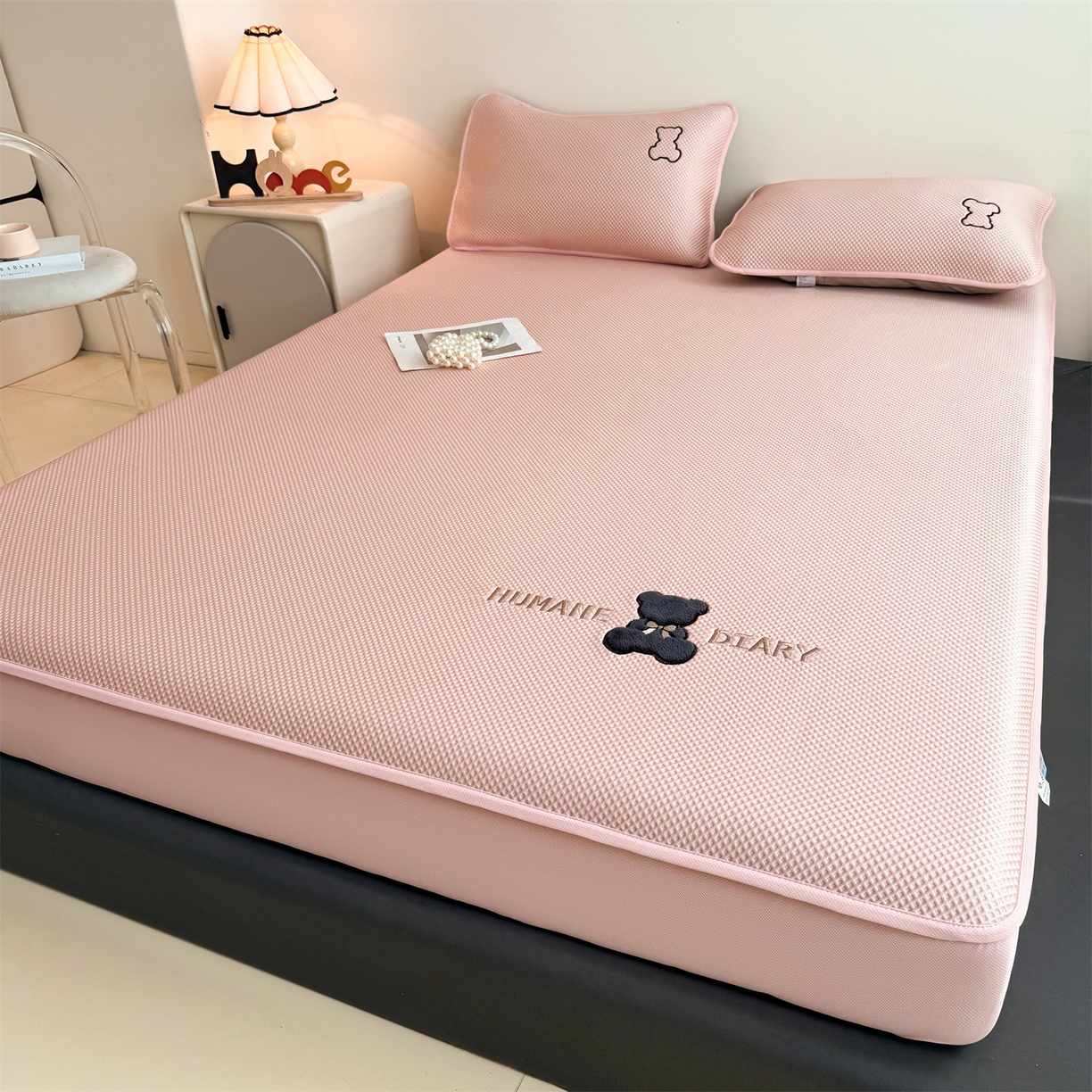 91家纺网 家纺一手货源 找家纺 雯豆家纺 2026新款PE中分子绣花床笠三件套夏季凉感豆豆席子床罩-墨仔熊 墨仔熊床笠款-粉