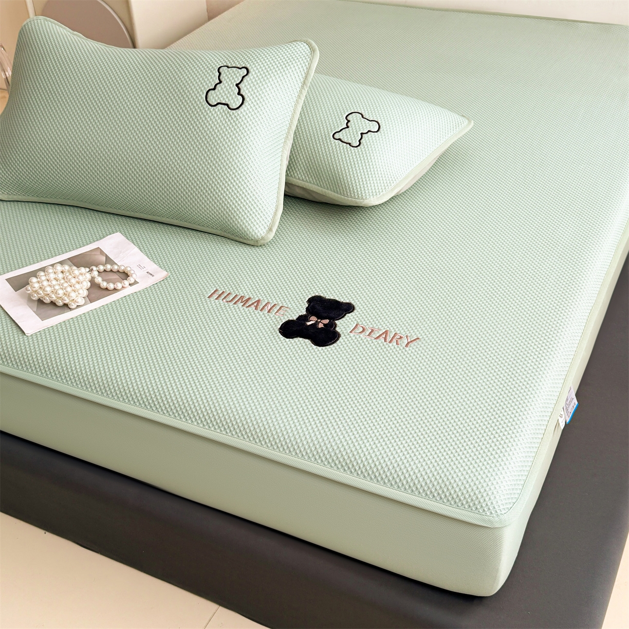 91家纺网 家纺一手货源 找家纺 雯豆家纺 2026新款PE中分子绣花床笠三件套夏季凉感豆豆席子床罩-墨仔熊 墨仔熊床笠款-绿